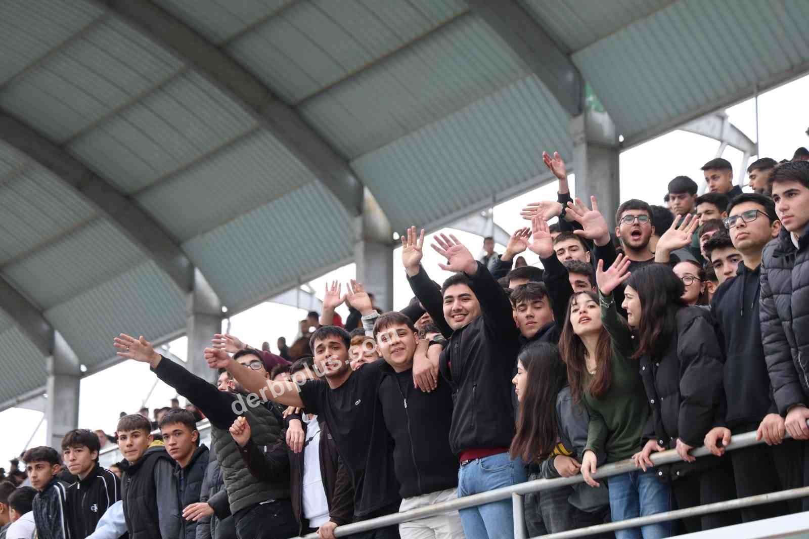 TAKIMLARINI DESTEKLEMEK İÇİN TRİBÜNLERİ DOLDURAN YÜZLERCE ÖĞRENCİ, COŞKULU TEZAHÜRATLARLA KARŞILAŞMAYA RENK KATTI.