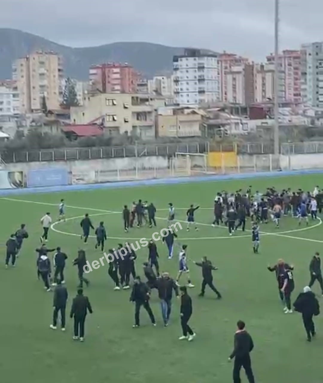 ADANA'NIN KOZAN İLÇESİNDE LİSELER ARASINDA OYNANAN FUTBOL KARŞILAŞMASI ÇIKAN OLAYLARDAN DOLAYI YARIDA KALDI.