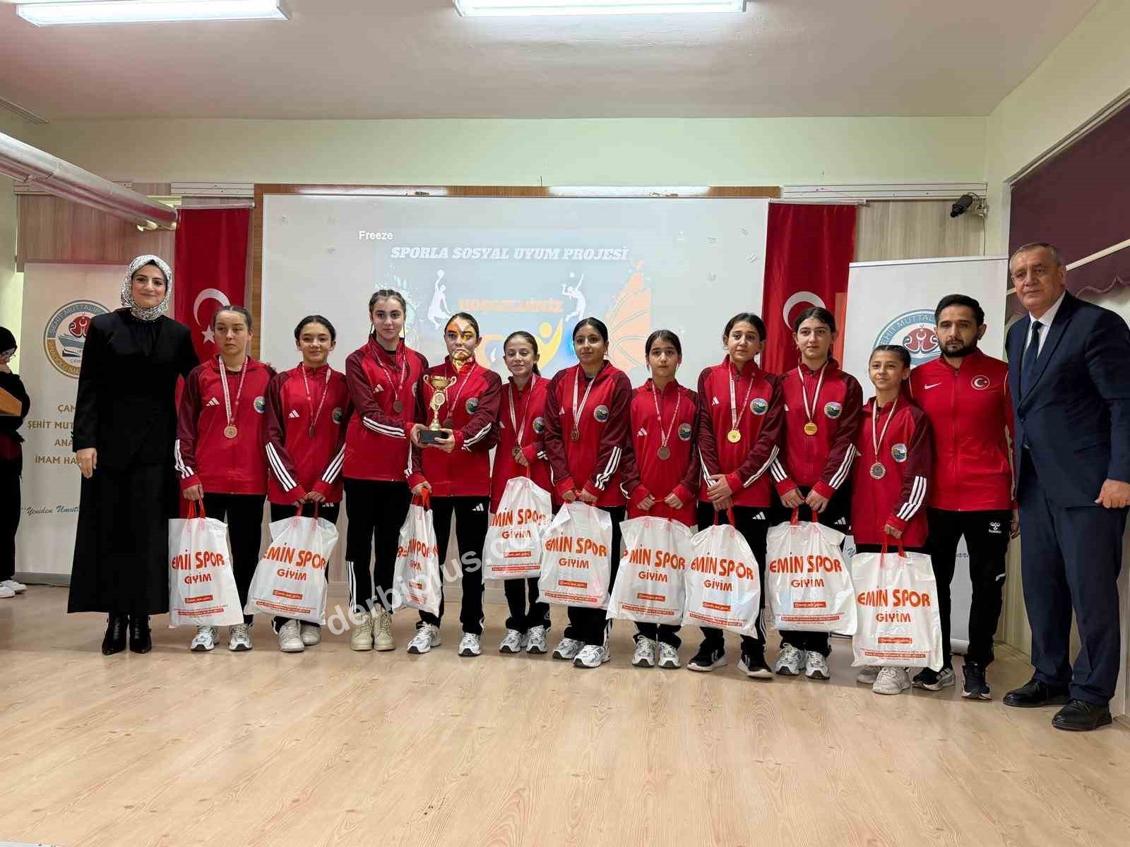 NİĞDE’NİN ÇAMARDI İLÇESİ, TOPLUMSAL DAYANIŞMAYI VE SOSYAL UYUMU GÜÇLENDİRMEYİ AMAÇLAYAN SPORLA SOSYAL UYUM PROJESİNE EV SAHİPLİĞİ YAPTI.