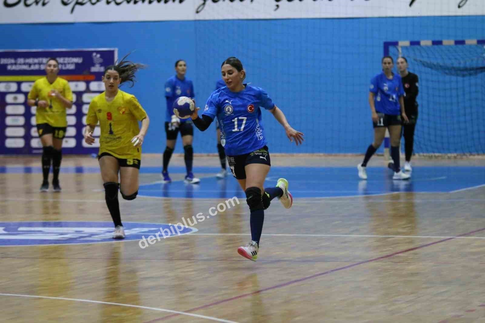 THF KADINLAR SÜPER LİGİ’NİN SON HAFTASINDA GÖZTEPE’Yİ KONUK EDEN ARMADA PRAXİS YALIKAVAK SPOR KULÜBÜ, PARKEDEN 36-22’LİK NET BİR GALİBİYETLE AYRILDI. BU SONUÇLA BODRUM TEMSİLCİSİ, PLAY-OFFLARA KALMAYI GARANTİLEDİ.