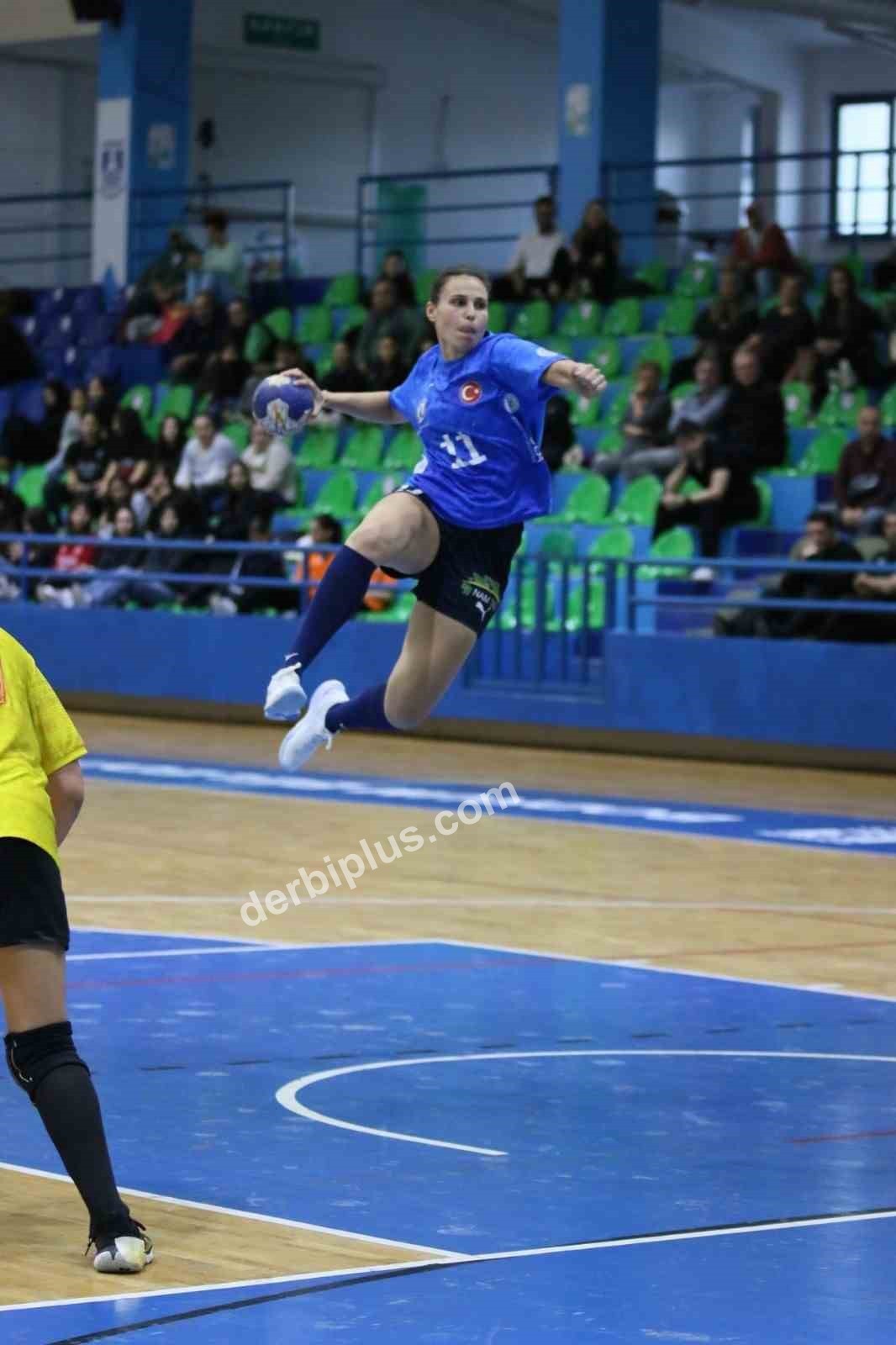 THF KADINLAR SÜPER LİGİ’NİN SON HAFTASINDA GÖZTEPE’Yİ KONUK EDEN ARMADA PRAXİS YALIKAVAK SPOR KULÜBÜ, PARKEDEN 36-22’LİK NET BİR GALİBİYETLE AYRILDI. BU SONUÇLA BODRUM TEMSİLCİSİ, PLAY-OFFLARA KALMAYI GARANTİLEDİ.