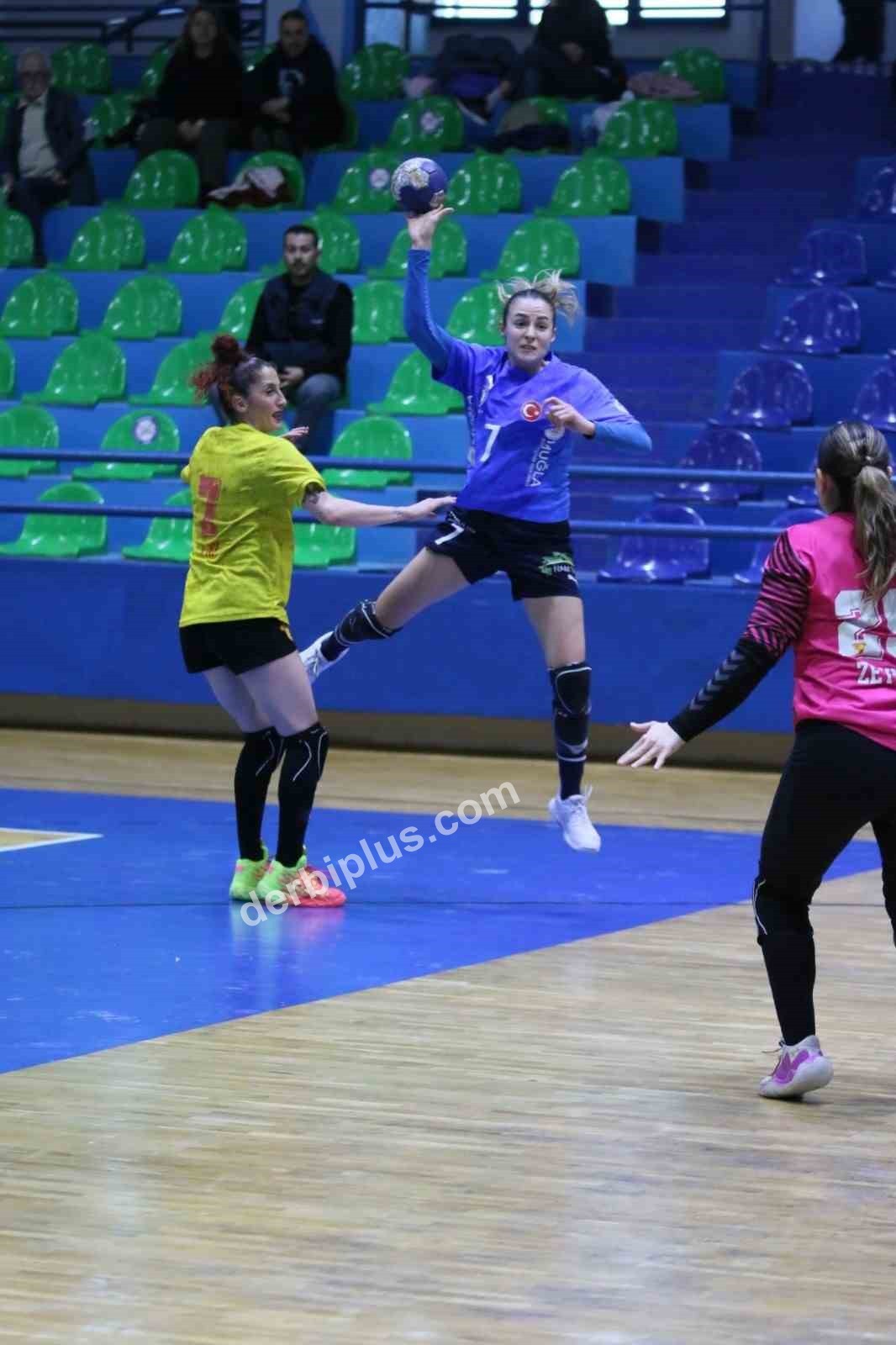 THF KADINLAR SÜPER LİGİ’NİN SON HAFTASINDA GÖZTEPE’Yİ KONUK EDEN ARMADA PRAXİS YALIKAVAK SPOR KULÜBÜ, PARKEDEN 36-22’LİK NET BİR GALİBİYETLE AYRILDI. BU SONUÇLA BODRUM TEMSİLCİSİ, PLAY-OFFLARA KALMAYI GARANTİLEDİ.