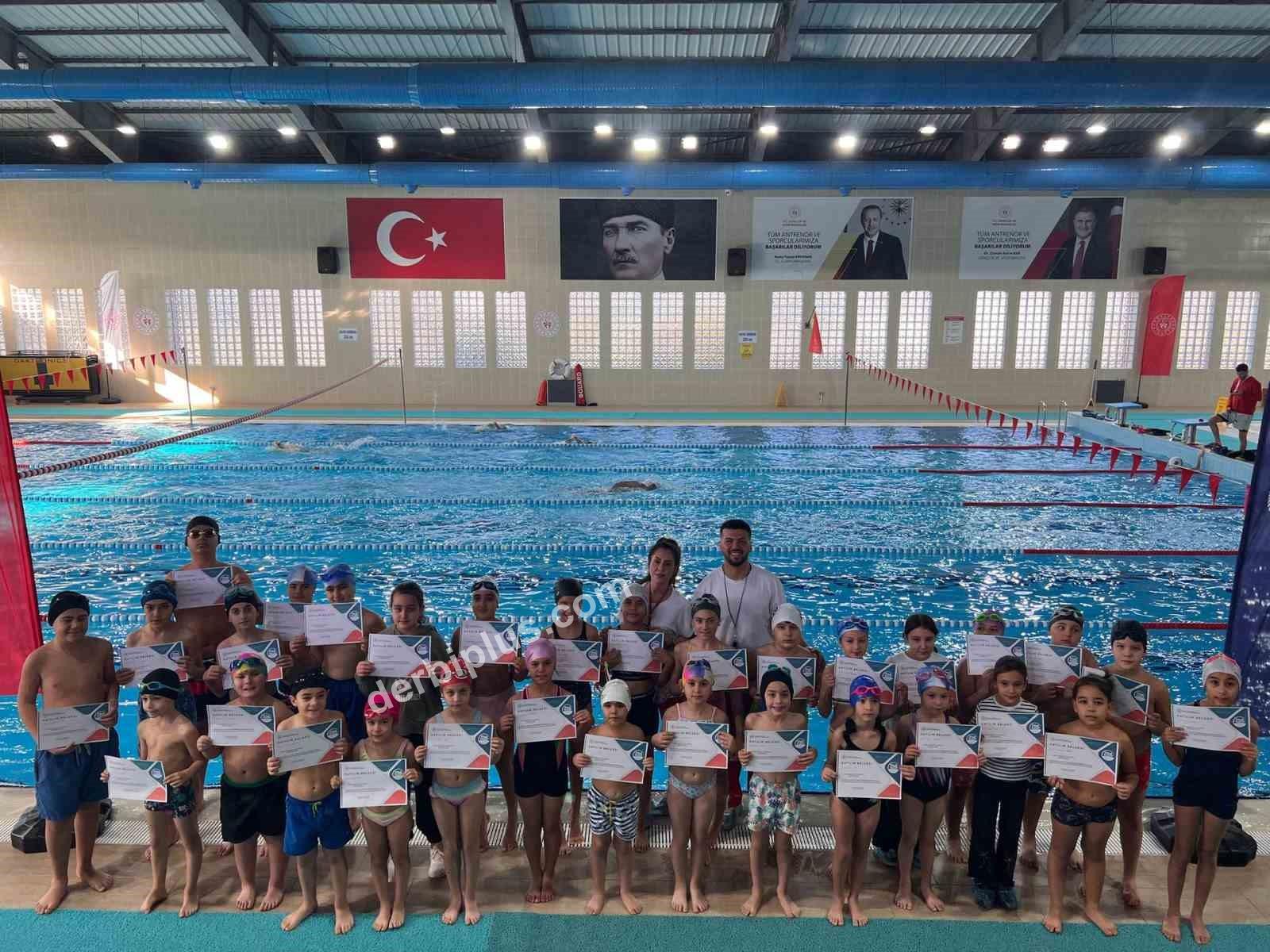 AYDIN’IN EFELER İLÇESİNDEKİ YARI OLİMPİK YÜZME HAVUZUNDA EĞİTİMLERİNİ TAMAMLAYAN MİNİKLER SERTİFİKALARINI ALIRKEN, SON 2 AYDA 200 ÇOCUK YÜZME ÖĞRENDİ.