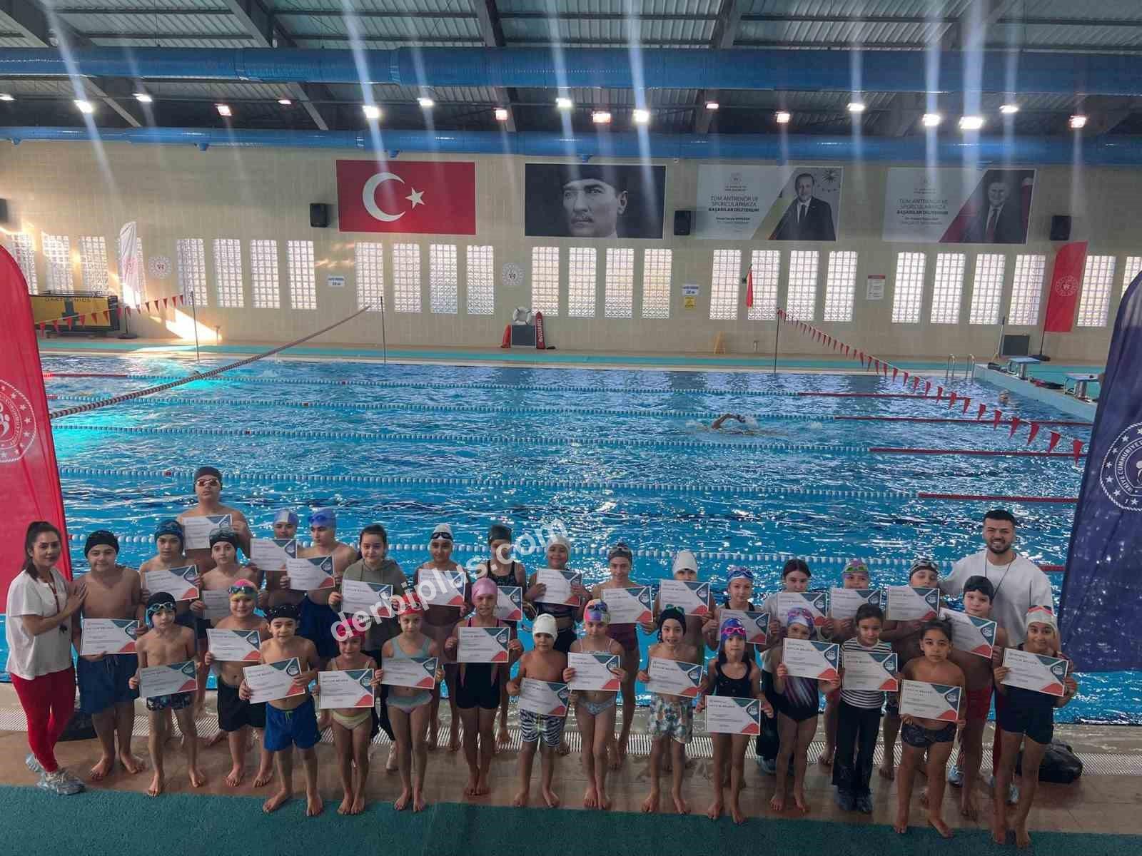 AYDIN’IN EFELER İLÇESİNDEKİ YARI OLİMPİK YÜZME HAVUZUNDA EĞİTİMLERİNİ TAMAMLAYAN MİNİKLER SERTİFİKALARINI ALIRKEN, SON 2 AYDA 200 ÇOCUK YÜZME ÖĞRENDİ.