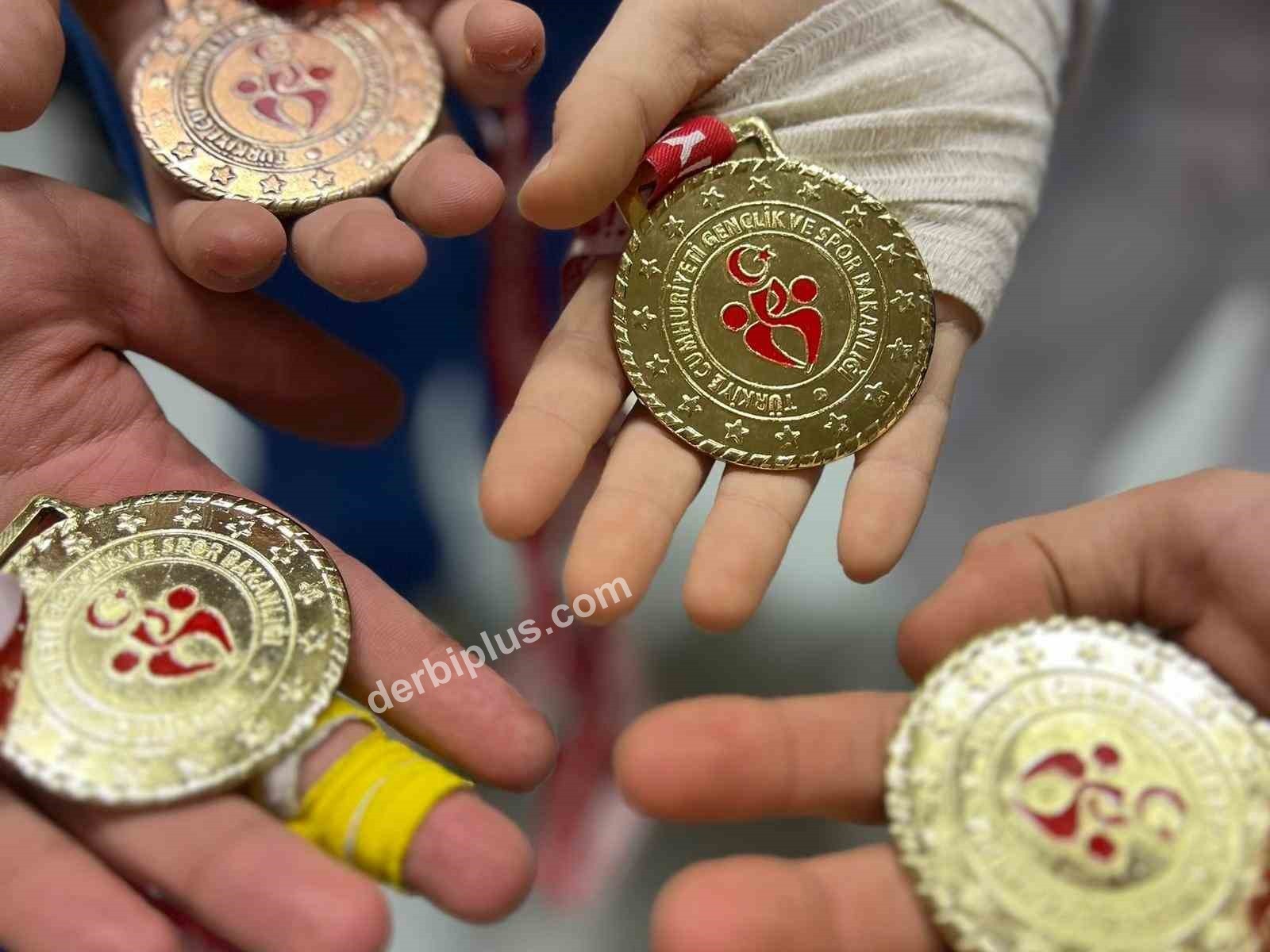 TÜRKİYE GÜREŞ FEDERASYONU İLE GENÇLİK VE SPOR BAKANLIĞI TARAFINDAN ORGANİZE EDİLEN OKUL SPORLARI TURNUVALARI KAPSAMINDA BALIKESİR BÜYÜKŞEHİR BELEDİYESİ SPORCULARI GÜREŞ VE JUDODA KAZANDIKLARI 18 MADALYA İLE DİKKAT ÇEKTİ.