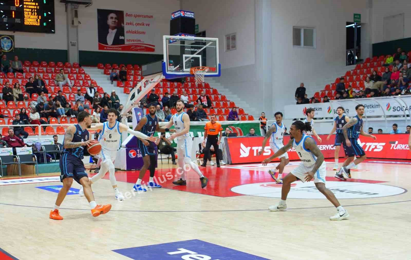 TÜRKİYE SİGORTA BASKETBOL SÜPER LİGİ'NİN 19. HAFTASINDA ALİAĞA PETKİMSPOR, SAHASINDA KARŞILAŞTIĞI TÜRK TELEKOM'U 86-77 MAĞLUP ETTİ.