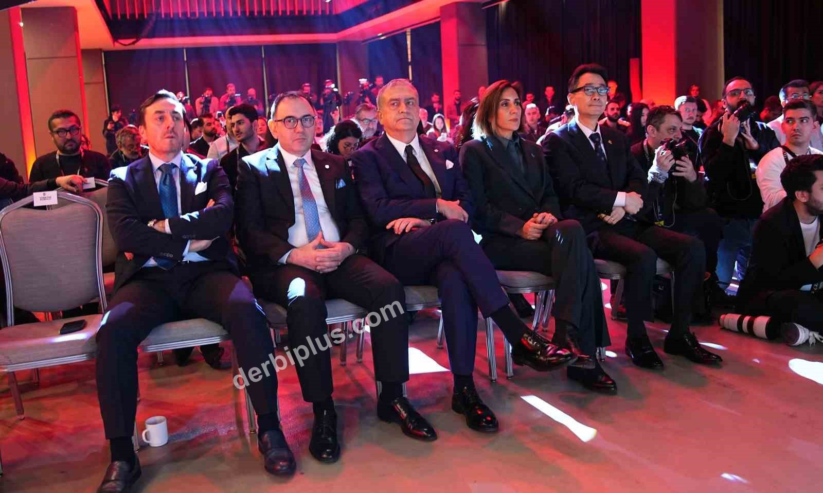 Beşiktaş’ta yeni transferler için imza töreni düzenlendi