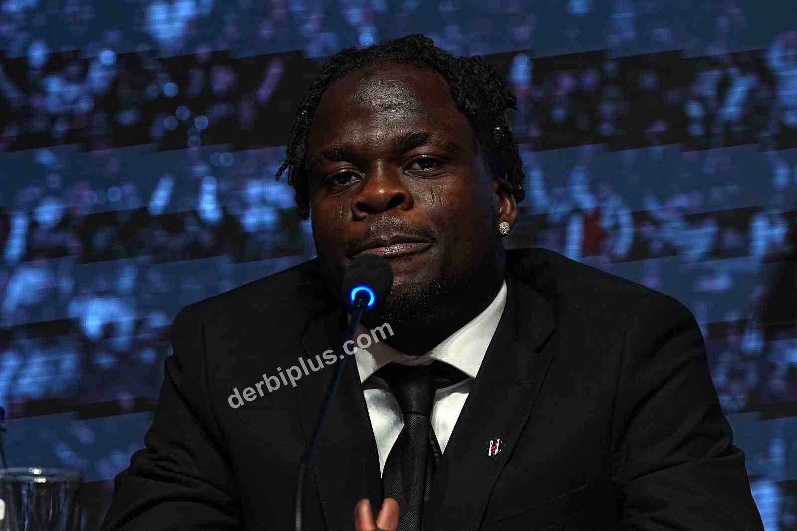 BEŞİKTAŞ’TA ARA TRANSFER DÖNEMİNDE KADROYA KATILAN 7 FUTBOLCU İÇİN BAŞKAN SERDAL ADALI’NIN DA KATILIMIYLA İMZA TÖRENİ DÜZENLENDİ.