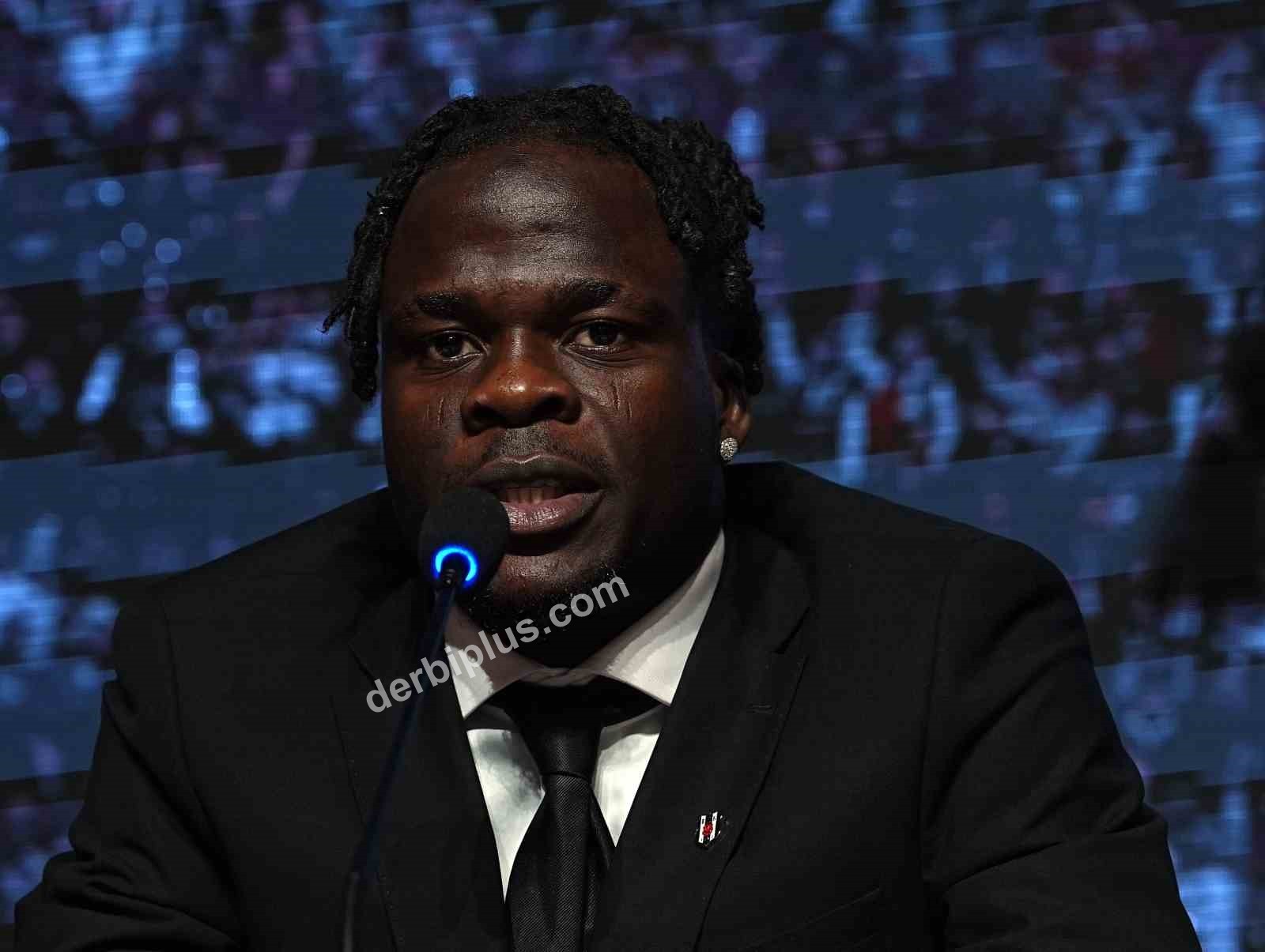 BEŞİKTAŞ’TA ARA TRANSFER DÖNEMİNDE KADROYA KATILAN 7 FUTBOLCU İÇİN BAŞKAN SERDAL ADALI’NIN DA KATILIMIYLA İMZA TÖRENİ DÜZENLENDİ.