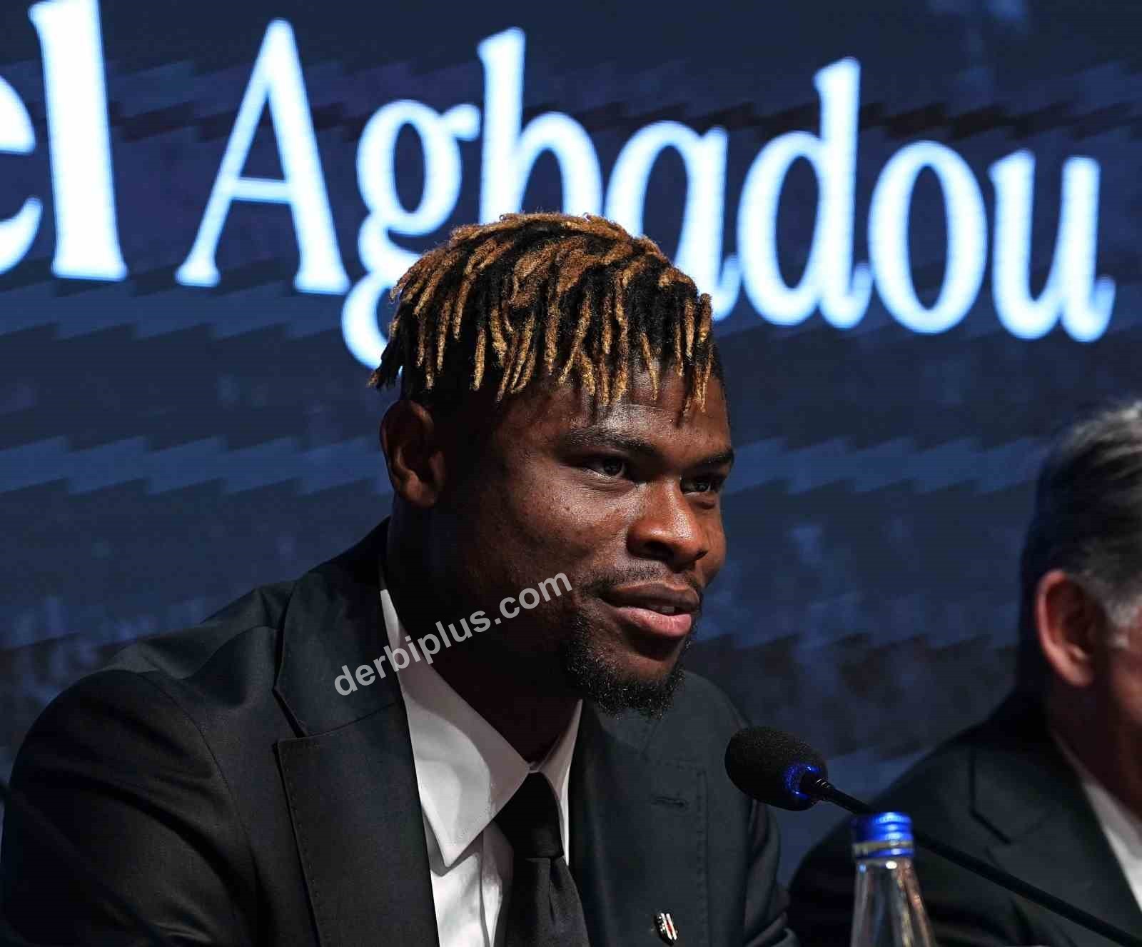 BEŞİKTAŞ’TA ARA TRANSFER DÖNEMİNDE KADROYA KATILAN 7 FUTBOLCU İÇİN BAŞKAN SERDAL ADALI’NIN DA KATILIMIYLA İMZA TÖRENİ DÜZENLENDİ.