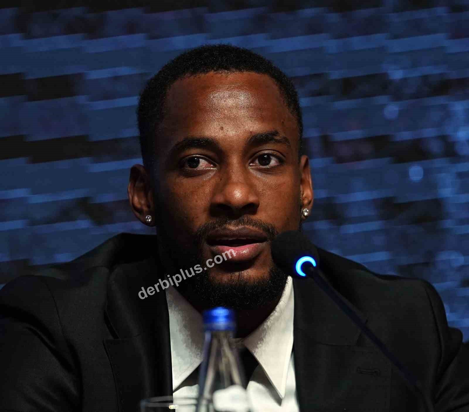 BEŞİKTAŞ’TA ARA TRANSFER DÖNEMİNDE KADROYA KATILAN 7 FUTBOLCU İÇİN BAŞKAN SERDAL ADALI’NIN DA KATILIMIYLA İMZA TÖRENİ DÜZENLENDİ.