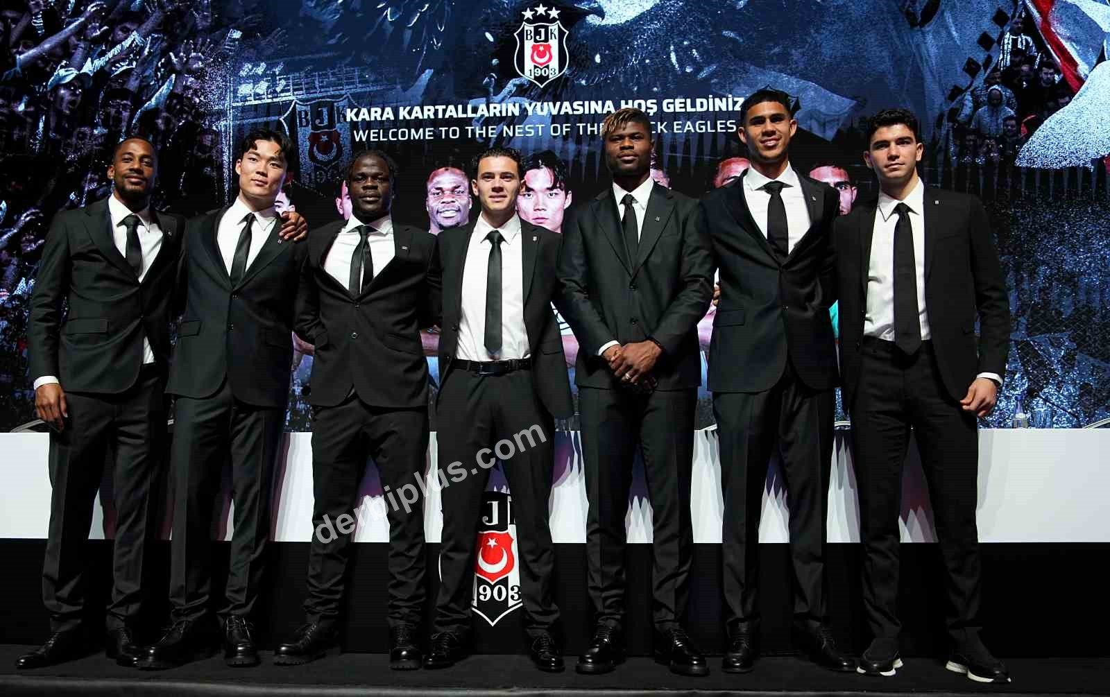 BEŞİKTAŞ’TA ARA TRANSFER DÖNEMİNDE KADROYA KATILAN 7 FUTBOLCU İÇİN BAŞKAN SERDAL ADALI’NIN DA KATILIMIYLA İMZA TÖRENİ DÜZENLENDİ.
