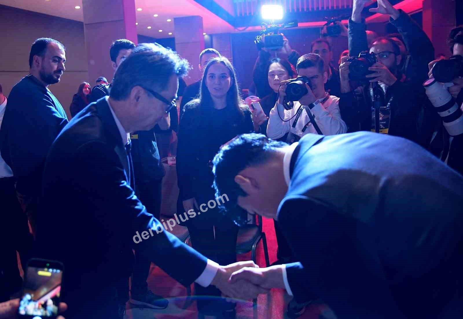 BEŞİKTAŞ’TA ARA TRANSFER DÖNEMİNDE KADROYA KATILAN 7 FUTBOLCU İÇİN BAŞKAN SERDAL ADALI’NIN DA KATILIMIYLA İMZA TÖRENİ DÜZENLENDİ.