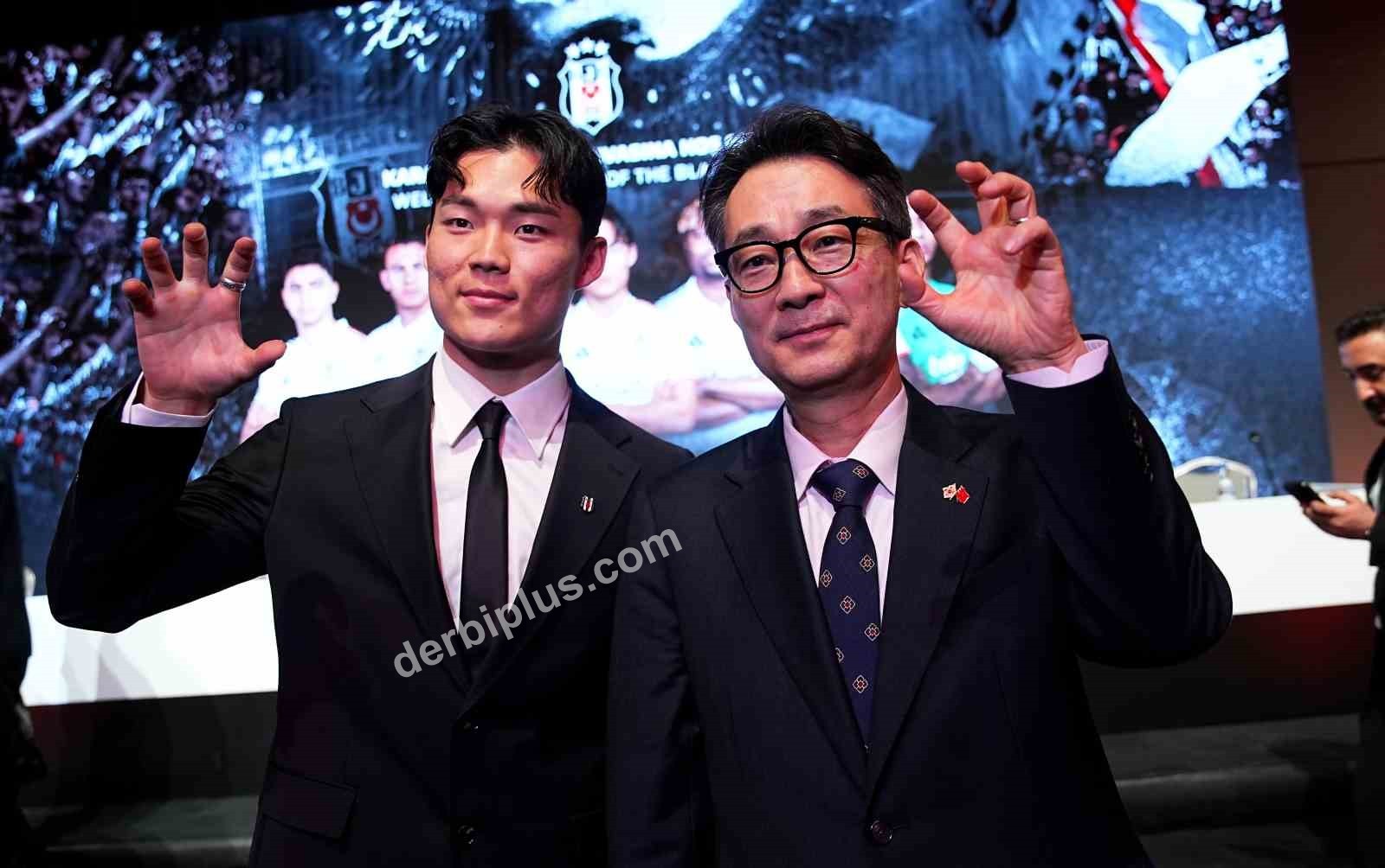 BEŞİKTAŞ’TA ARA TRANSFER DÖNEMİNDE KADROYA KATILAN 7 FUTBOLCU İÇİN BAŞKAN SERDAL ADALI’NIN DA KATILIMIYLA İMZA TÖRENİ DÜZENLENDİ.