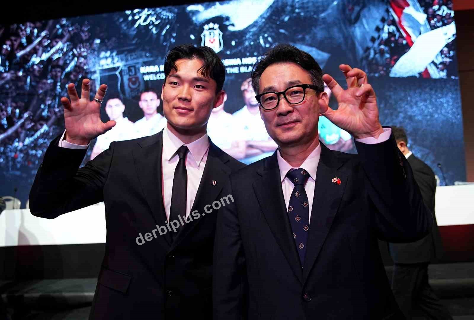 BEŞİKTAŞ’TA ARA TRANSFER DÖNEMİNDE KADROYA KATILAN 7 FUTBOLCU İÇİN BAŞKAN SERDAL ADALI’NIN DA KATILIMIYLA İMZA TÖRENİ DÜZENLENDİ.