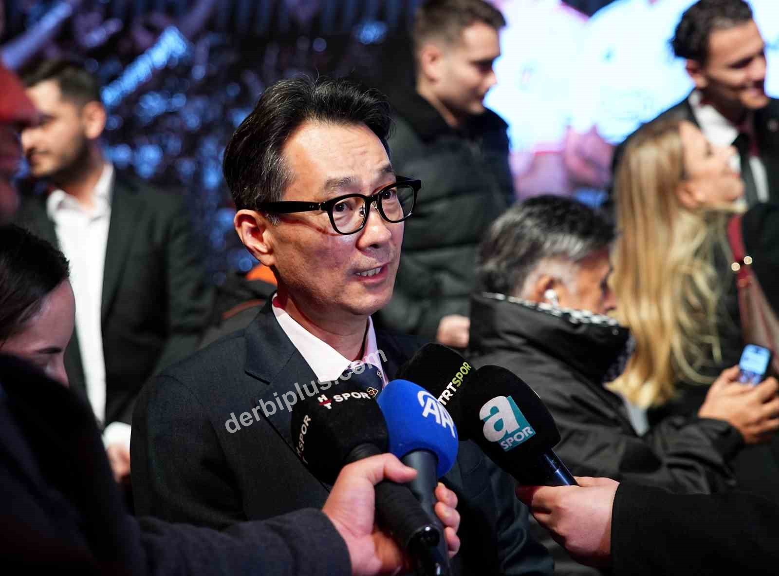 BEŞİKTAŞ’TA ARA TRANSFER DÖNEMİNDE KADROYA KATILAN 7 FUTBOLCU İÇİN BAŞKAN SERDAL ADALI’NIN DA KATILIMIYLA İMZA TÖRENİ DÜZENLENDİ.