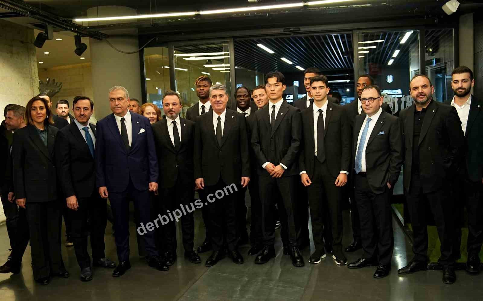 BEŞİKTAŞ’TA ARA TRANSFER DÖNEMİNDE KADROYA KATILAN 7 FUTBOLCU İÇİN BAŞKAN SERDAL ADALI’NIN DA KATILIMIYLA İMZA TÖRENİ DÜZENLENDİ.