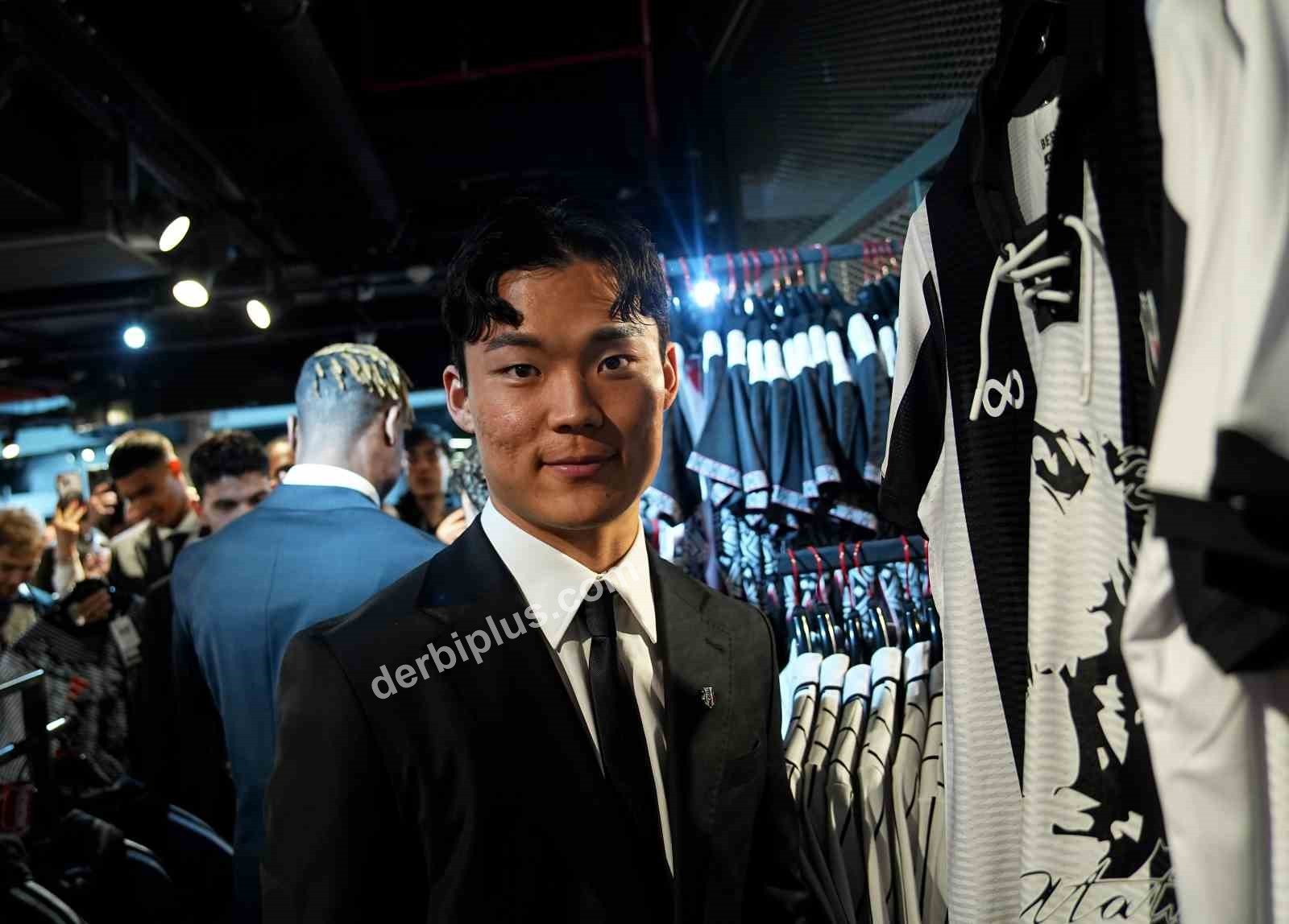 BEŞİKTAŞ’TA ARA TRANSFER DÖNEMİNDE KADROYA KATILAN 7 FUTBOLCU İÇİN BAŞKAN SERDAL ADALI’NIN DA KATILIMIYLA İMZA TÖRENİ DÜZENLENDİ.