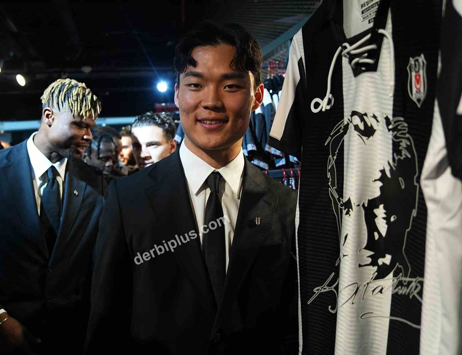 BEŞİKTAŞ’TA ARA TRANSFER DÖNEMİNDE KADROYA KATILAN 7 FUTBOLCU İÇİN BAŞKAN SERDAL ADALI’NIN DA KATILIMIYLA İMZA TÖRENİ DÜZENLENDİ.