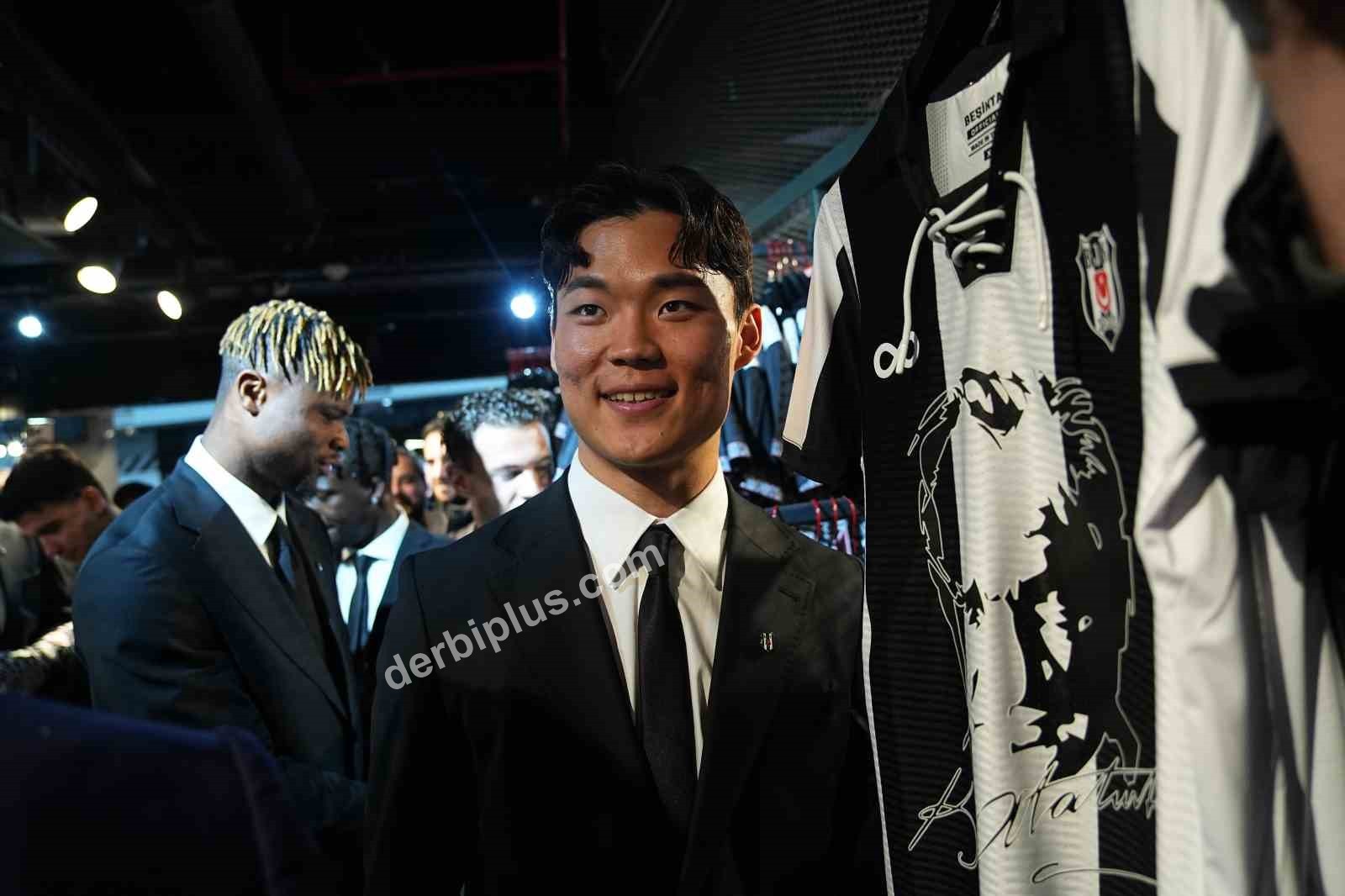 BEŞİKTAŞ’TA ARA TRANSFER DÖNEMİNDE KADROYA KATILAN 7 FUTBOLCU İÇİN BAŞKAN SERDAL ADALI’NIN DA KATILIMIYLA İMZA TÖRENİ DÜZENLENDİ.