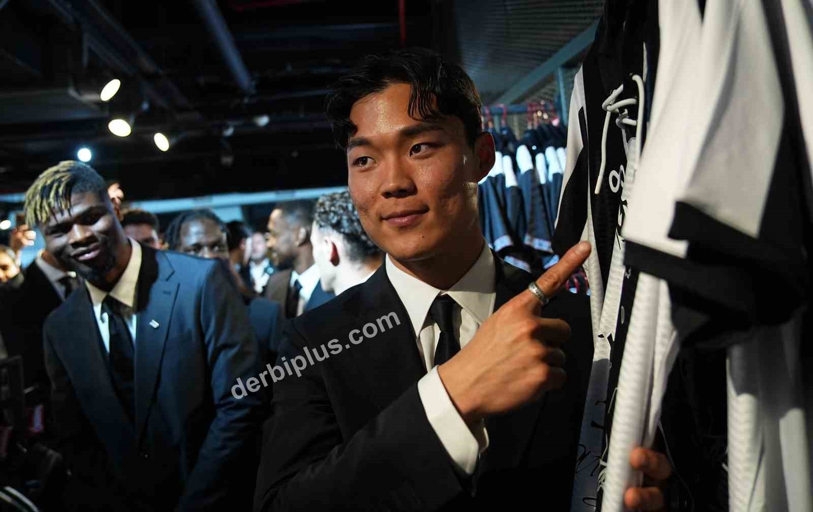 BEŞİKTAŞ’TA ARA TRANSFER DÖNEMİNDE KADROYA KATILAN 7 FUTBOLCU İÇİN BAŞKAN SERDAL ADALI’NIN DA KATILIMIYLA İMZA TÖRENİ DÜZENLENDİ.