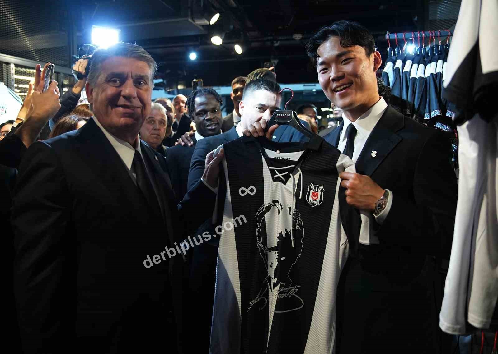 BEŞİKTAŞ’TA ARA TRANSFER DÖNEMİNDE KADROYA KATILAN 7 FUTBOLCU İÇİN BAŞKAN SERDAL ADALI’NIN DA KATILIMIYLA İMZA TÖRENİ DÜZENLENDİ.