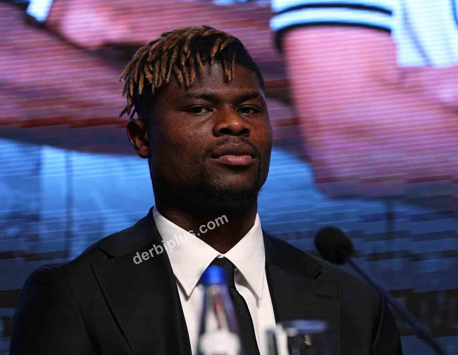 BEŞİKTAŞ’TA ARA TRANSFER DÖNEMİNDE KADROYA KATILAN 7 FUTBOLCU İÇİN BAŞKAN SERDAL ADALI’NIN DA KATILIMIYLA İMZA TÖRENİ DÜZENLENDİ.