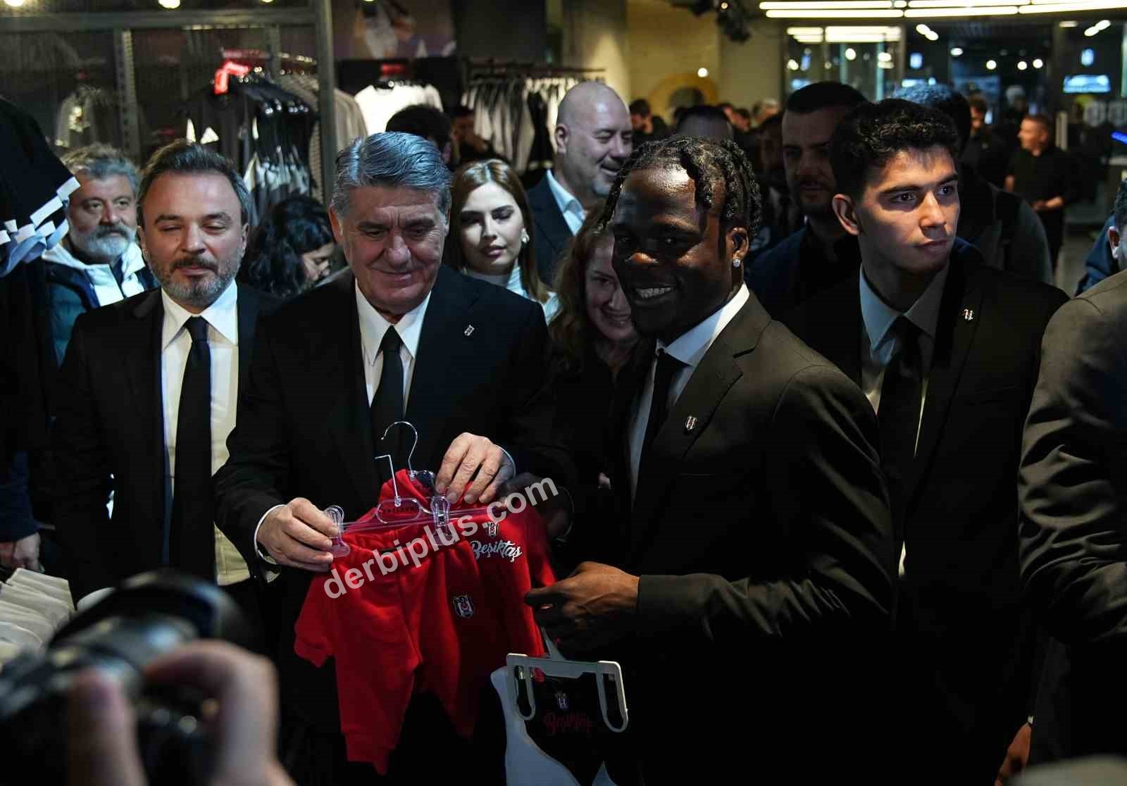 BEŞİKTAŞ’TA ARA TRANSFER DÖNEMİNDE KADROYA KATILAN 7 FUTBOLCU İÇİN BAŞKAN SERDAL ADALI’NIN DA KATILIMIYLA İMZA TÖRENİ DÜZENLENDİ.