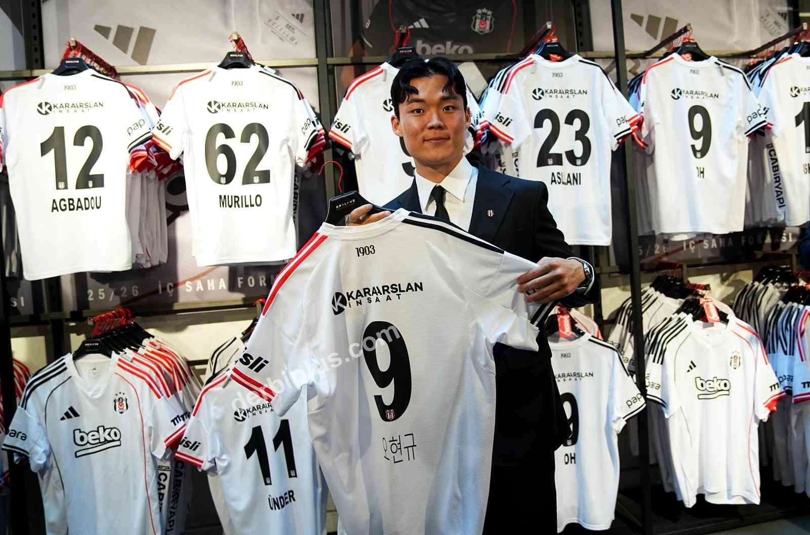 BEŞİKTAŞ’TA ARA TRANSFER DÖNEMİNDE KADROYA KATILAN 7 FUTBOLCU İÇİN BAŞKAN SERDAL ADALI’NIN DA KATILIMIYLA İMZA TÖRENİ DÜZENLENDİ.