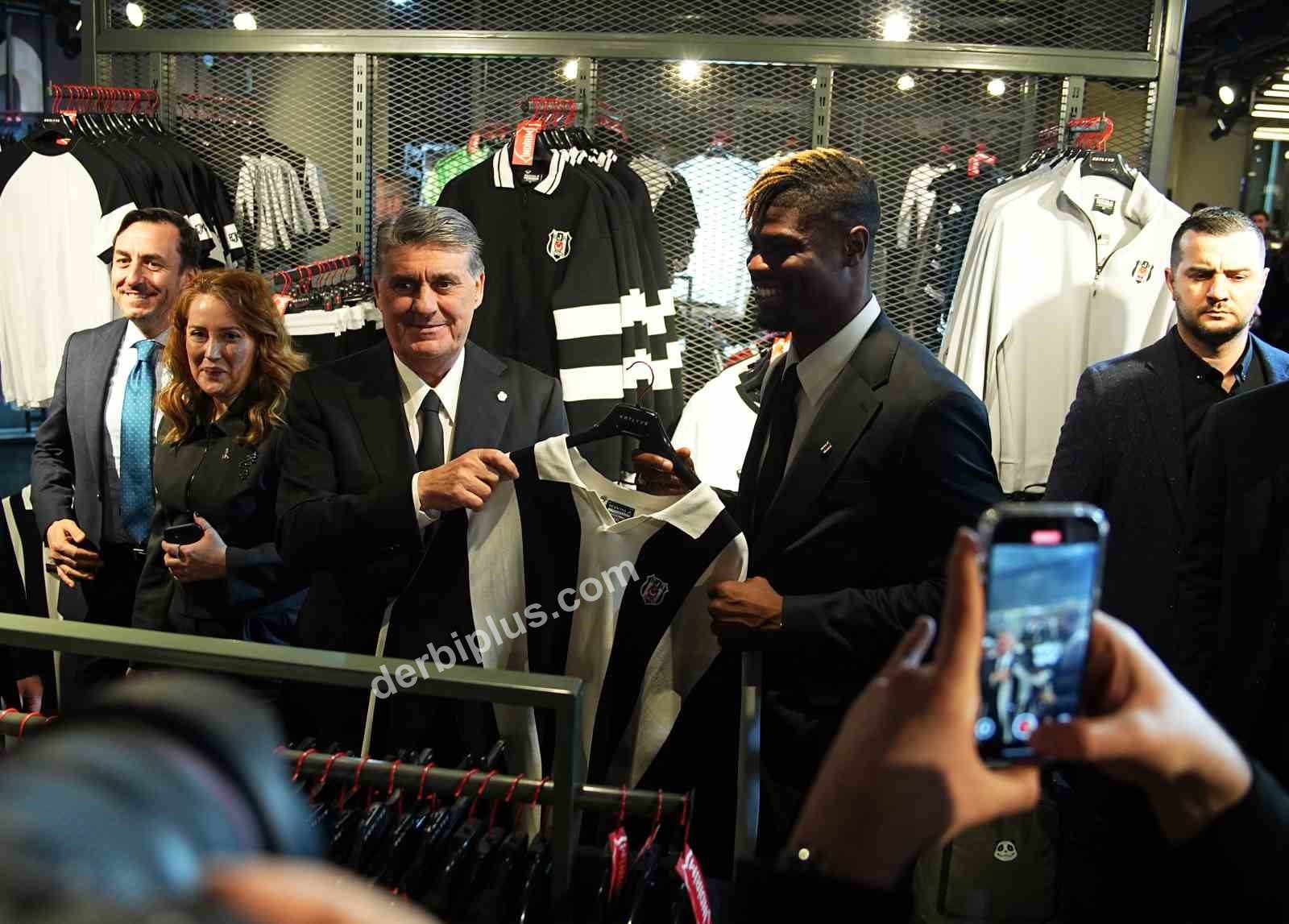 BEŞİKTAŞ’TA ARA TRANSFER DÖNEMİNDE KADROYA KATILAN 7 FUTBOLCU İÇİN BAŞKAN SERDAL ADALI’NIN DA KATILIMIYLA İMZA TÖRENİ DÜZENLENDİ.