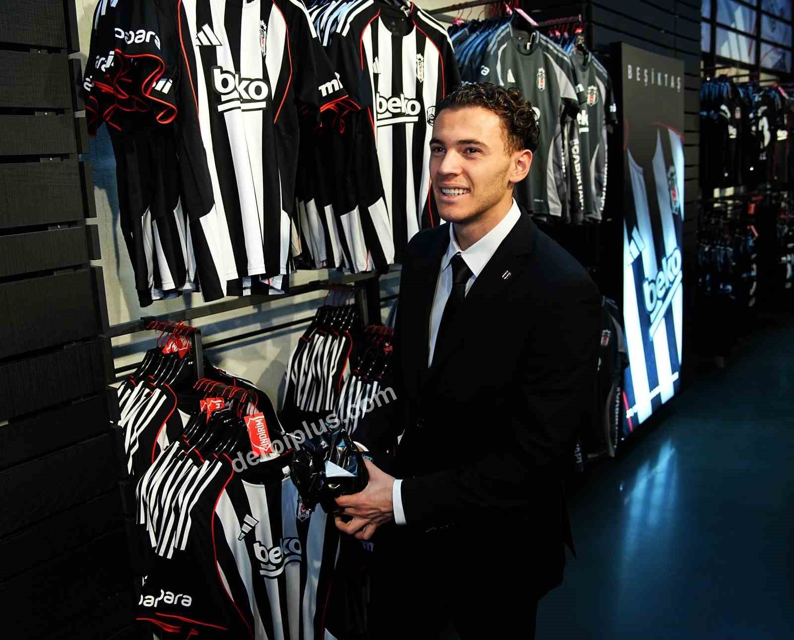 BEŞİKTAŞ’TA ARA TRANSFER DÖNEMİNDE KADROYA KATILAN 7 FUTBOLCU İÇİN BAŞKAN SERDAL ADALI’NIN DA KATILIMIYLA İMZA TÖRENİ DÜZENLENDİ.