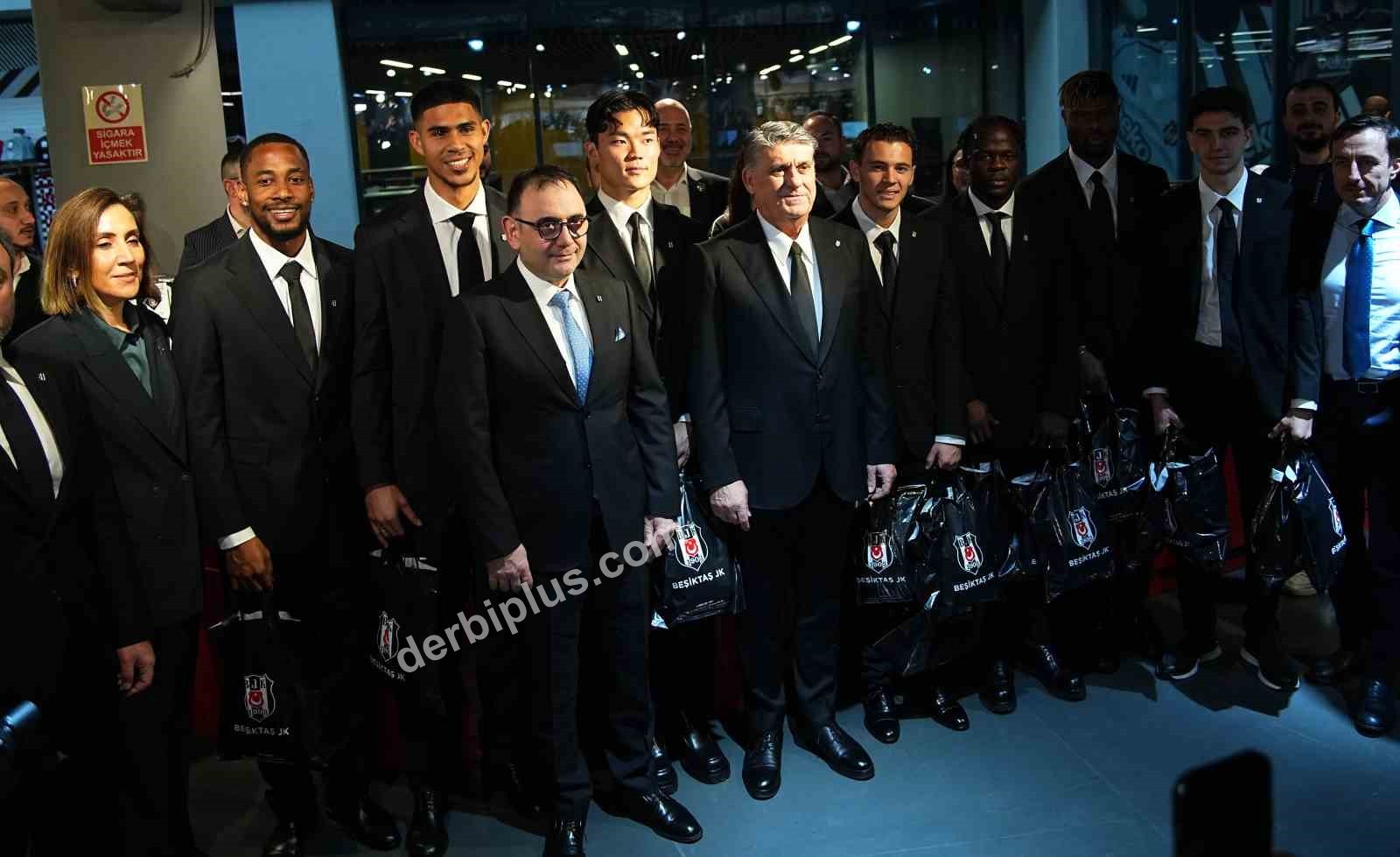 BEŞİKTAŞ’TA ARA TRANSFER DÖNEMİNDE KADROYA KATILAN 7 FUTBOLCU İÇİN BAŞKAN SERDAL ADALI’NIN DA KATILIMIYLA İMZA TÖRENİ DÜZENLENDİ.