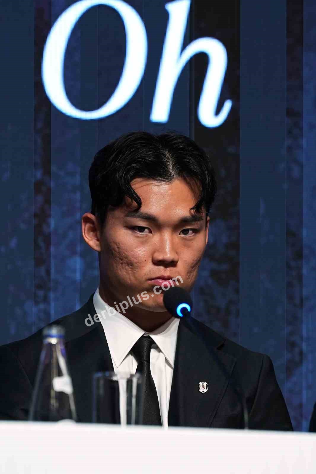 BEŞİKTAŞ’TA ARA TRANSFER DÖNEMİNDE KADROYA KATILAN 7 FUTBOLCU İÇİN BAŞKAN SERDAL ADALI’NIN DA KATILIMIYLA İMZA TÖRENİ DÜZENLENDİ.