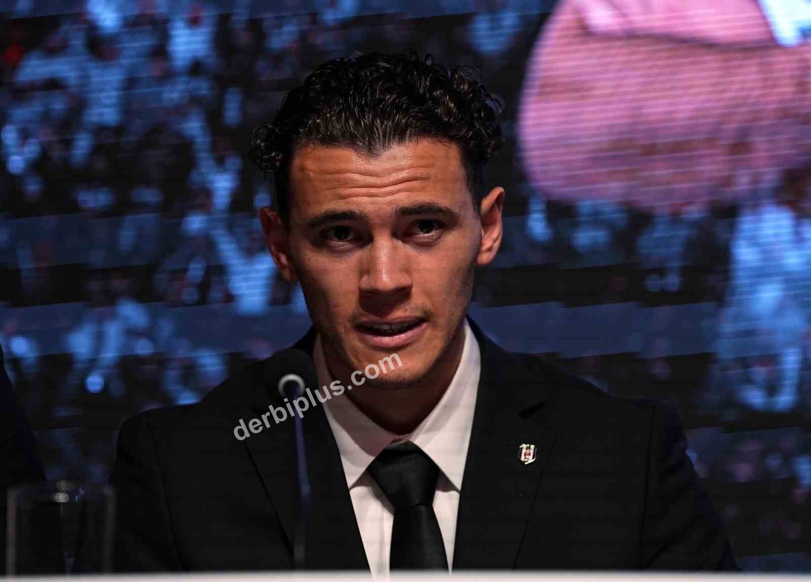 BEŞİKTAŞ’TA ARA TRANSFER DÖNEMİNDE KADROYA KATILAN 7 FUTBOLCU İÇİN BAŞKAN SERDAL ADALI’NIN DA KATILIMIYLA İMZA TÖRENİ DÜZENLENDİ.