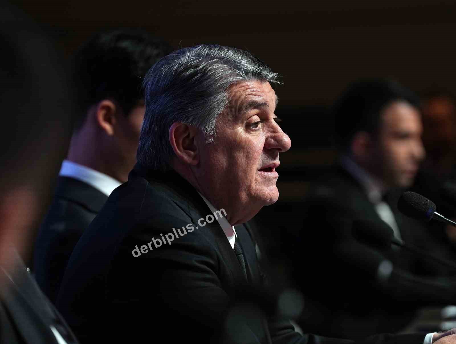 BEŞİKTAŞ’TA ARA TRANSFER DÖNEMİNDE KADROYA KATILAN 7 FUTBOLCU İÇİN BAŞKAN SERDAL ADALI’NIN DA KATILIMIYLA İMZA TÖRENİ DÜZENLENDİ.