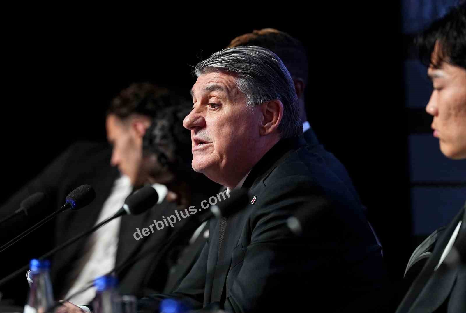 BEŞİKTAŞ’TA ARA TRANSFER DÖNEMİNDE KADROYA KATILAN 7 FUTBOLCU İÇİN BAŞKAN SERDAL ADALI’NIN DA KATILIMIYLA İMZA TÖRENİ DÜZENLENDİ.