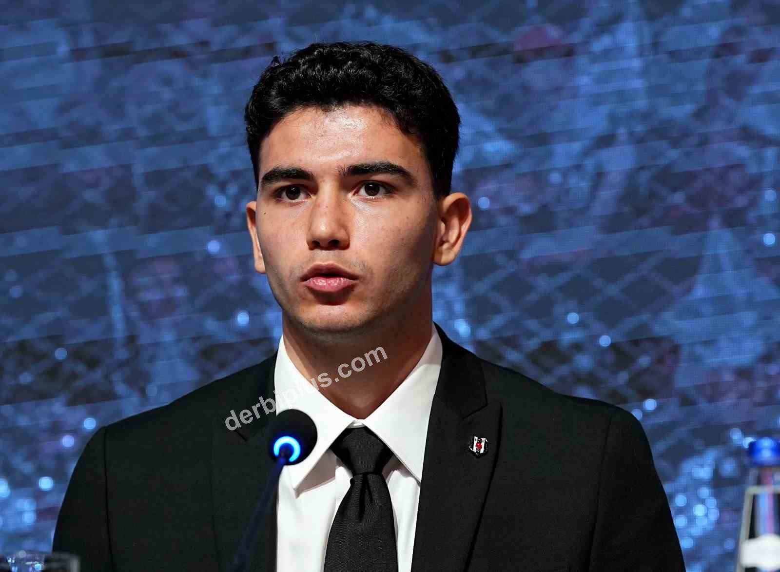 BEŞİKTAŞ’TA ARA TRANSFER DÖNEMİNDE KADROYA KATILAN 7 FUTBOLCU İÇİN BAŞKAN SERDAL ADALI’NIN DA KATILIMIYLA İMZA TÖRENİ DÜZENLENDİ.