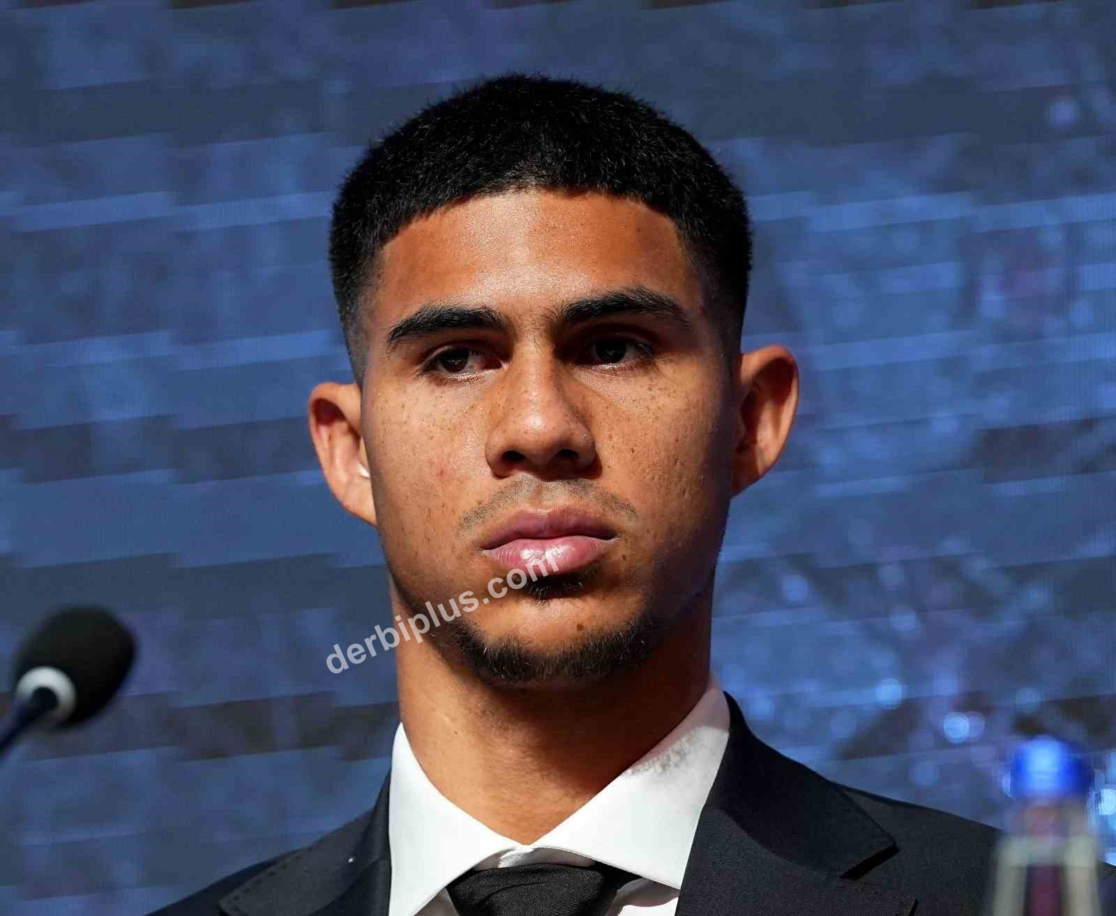 BEŞİKTAŞ’TA ARA TRANSFER DÖNEMİNDE KADROYA KATILAN 7 FUTBOLCU İÇİN BAŞKAN SERDAL ADALI’NIN DA KATILIMIYLA İMZA TÖRENİ DÜZENLENDİ.