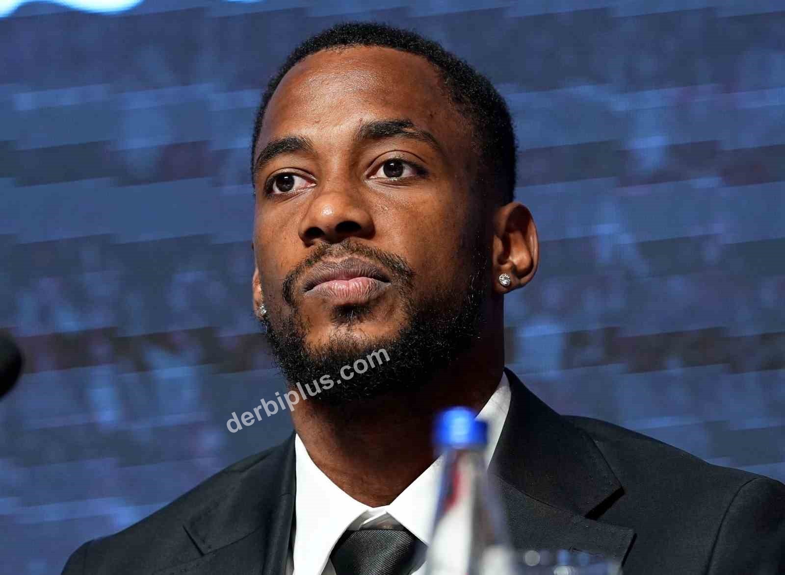 BEŞİKTAŞ’TA ARA TRANSFER DÖNEMİNDE KADROYA KATILAN 7 FUTBOLCU İÇİN BAŞKAN SERDAL ADALI’NIN DA KATILIMIYLA İMZA TÖRENİ DÜZENLENDİ.