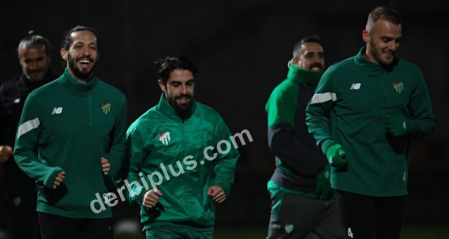 BURSASPOR, DEVRE ARASI ÇALIŞMALARININ İKİNCİ ETABINA ANTALYA’DA YAPTIĞI AKŞAM ANTRENMANIYLA START VERİRKEN, KAMP KADROSU DA NETLEŞTİ.