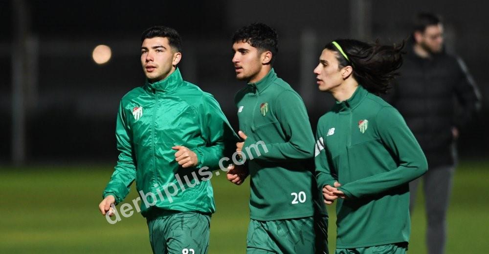 BURSASPOR, DEVRE ARASI ÇALIŞMALARININ İKİNCİ ETABINA ANTALYA’DA YAPTIĞI AKŞAM ANTRENMANIYLA START VERİRKEN, KAMP KADROSU DA NETLEŞTİ.