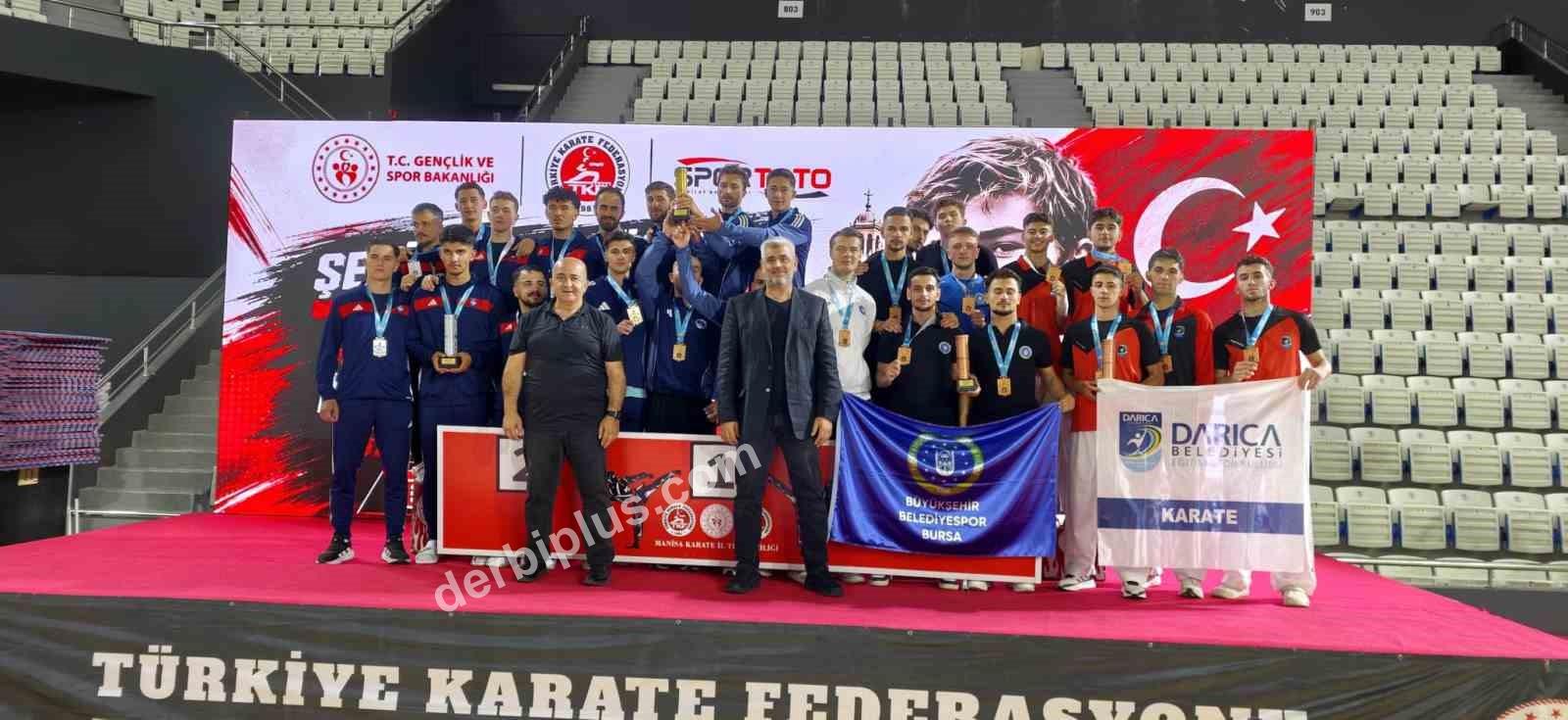 Büyükşehir sporcuları madalyaları topluyor