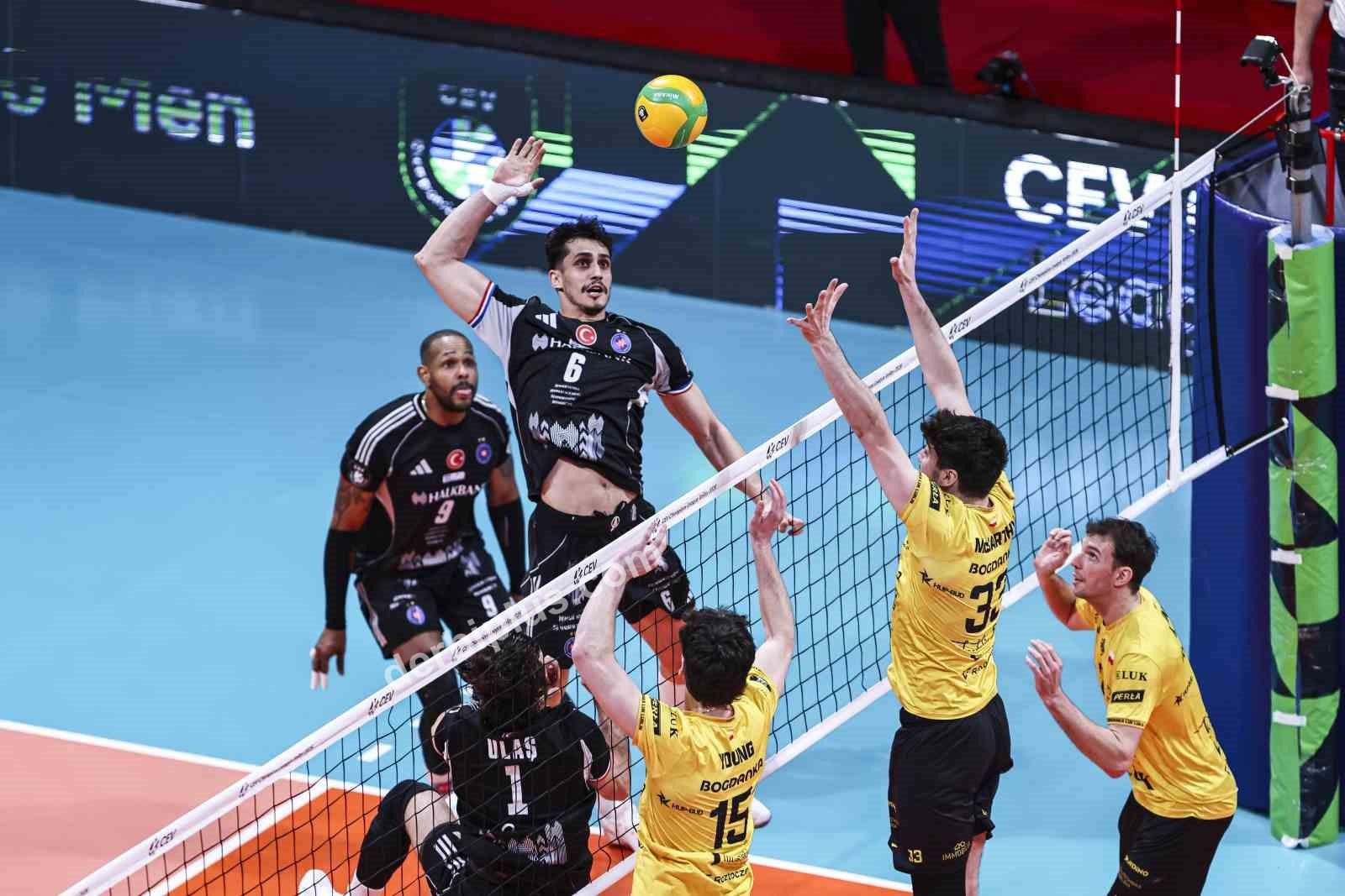 HALKBANK, CEV ŞAMPİYONLAR LİGİ’NİN 5. HAFTASINDA SAHASINDA POLONYA TEMSİLCİSİ BOGDANKA LUK LUBLİN’E 3-2 MAĞLUP OLDU.