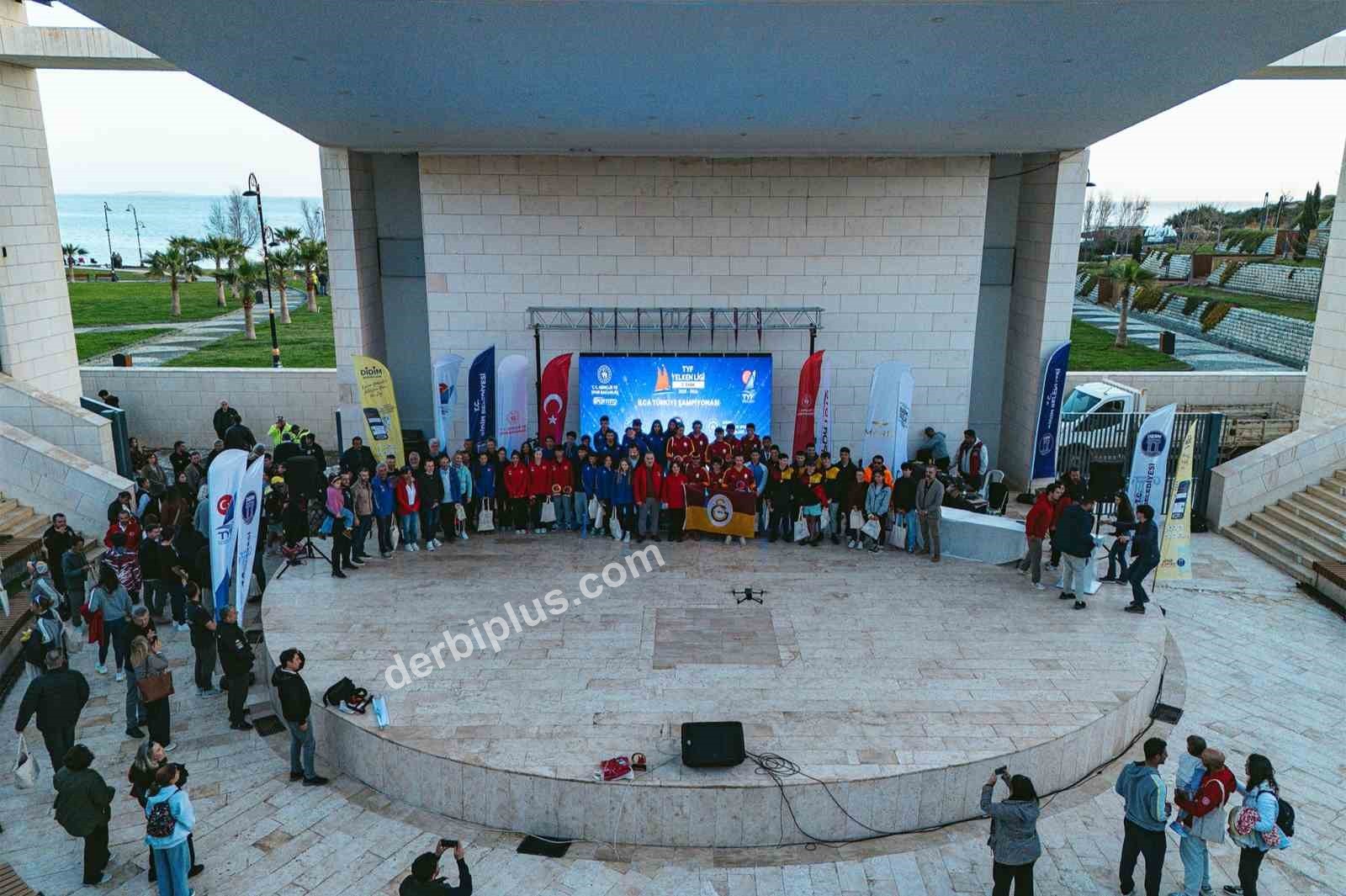 AYDIN’IN DİDİM İLÇESİNDE 4-7 ŞUBAT TARİHLERİ ARASINDA GERÇEKLEŞTİRİLEN YELKEN YARIŞLARI, DÜZENLENEN ÖDÜL TÖRENİYLE SONA ERDİ. 114 SPORCUNUN KATILIM SAĞLADIĞI ORGANİZASYON, DÖRT GÜN BOYUNCA BÜYÜK HEYECANA SAHNE OLDU.