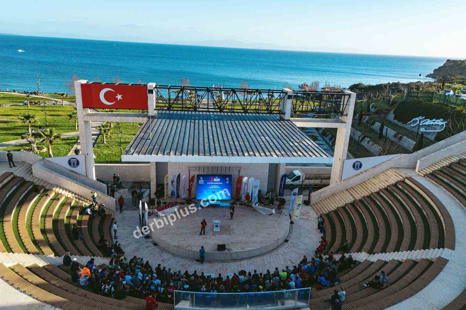 AYDIN’IN DİDİM İLÇESİNDE 4-7 ŞUBAT TARİHLERİ ARASINDA GERÇEKLEŞTİRİLEN YELKEN YARIŞLARI, DÜZENLENEN ÖDÜL TÖRENİYLE SONA ERDİ. 114 SPORCUNUN KATILIM SAĞLADIĞI ORGANİZASYON, DÖRT GÜN BOYUNCA BÜYÜK HEYECANA SAHNE OLDU.