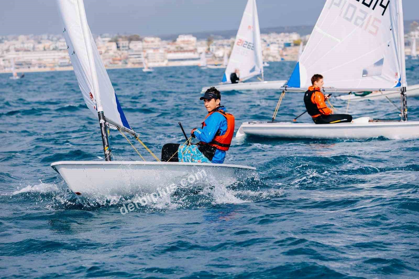 AYDIN’IN DİDİM İLÇESİNDE 4-7 ŞUBAT TARİHLERİ ARASINDA GERÇEKLEŞTİRİLEN YELKEN YARIŞLARI, DÜZENLENEN ÖDÜL TÖRENİYLE SONA ERDİ. 114 SPORCUNUN KATILIM SAĞLADIĞI ORGANİZASYON, DÖRT GÜN BOYUNCA BÜYÜK HEYECANA SAHNE OLDU.