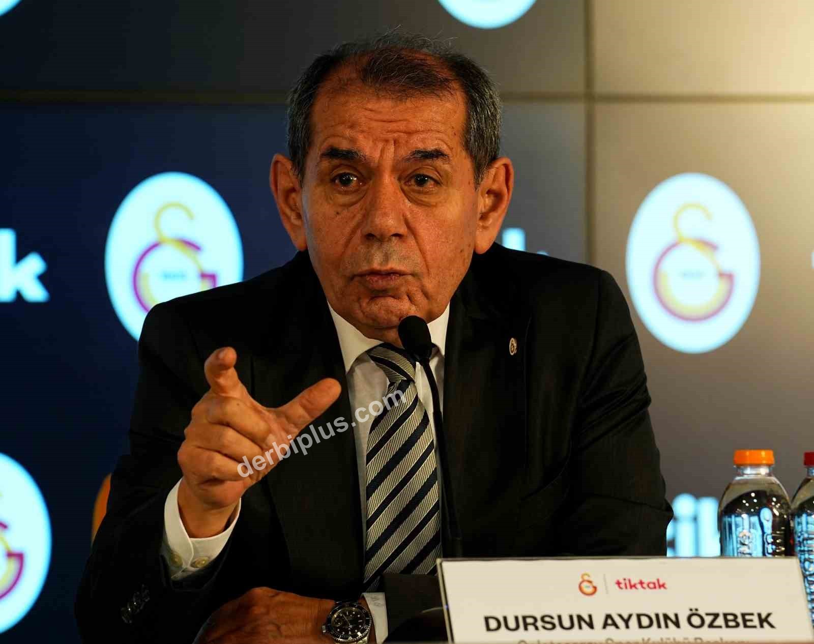 GALATASARAY BAŞKANI DURSUN ÖZBEK, TRANSFER DÖNEMİNDE PARA HARCAMAK İSTEMEDİĞİNE YÖNELİK ÇIKAN SÖYLEMLERİ KABUL ETMEDİĞİNİ BELİRTEREK, "SEZON BAŞINDA YAPILAN TRANSFERLERDE NE YAPMIŞ DURSUN ÖZBEK? HARCADIĞIMIZ BONSERVİS PARASINA, KURDUĞUMUZ TAKIMIN DEĞERİNE BUNU SÖYLEYEN İNSANLARIN BAKMASI LAZIM" DEDİ.