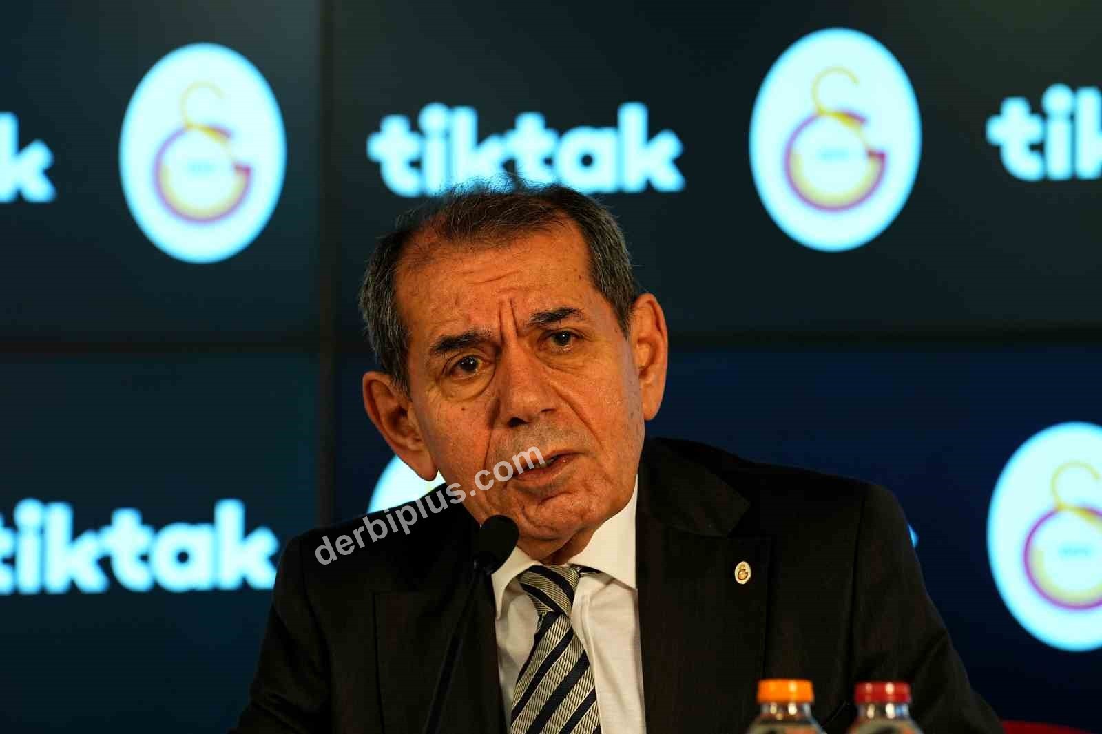 GALATASARAY BAŞKANI DURSUN ÖZBEK, TRANSFER DÖNEMİNDE PARA HARCAMAK İSTEMEDİĞİNE YÖNELİK ÇIKAN SÖYLEMLERİ KABUL ETMEDİĞİNİ BELİRTEREK, "SEZON BAŞINDA YAPILAN TRANSFERLERDE NE YAPMIŞ DURSUN ÖZBEK? HARCADIĞIMIZ BONSERVİS PARASINA, KURDUĞUMUZ TAKIMIN DEĞERİNE BUNU SÖYLEYEN İNSANLARIN BAKMASI LAZIM" DEDİ.