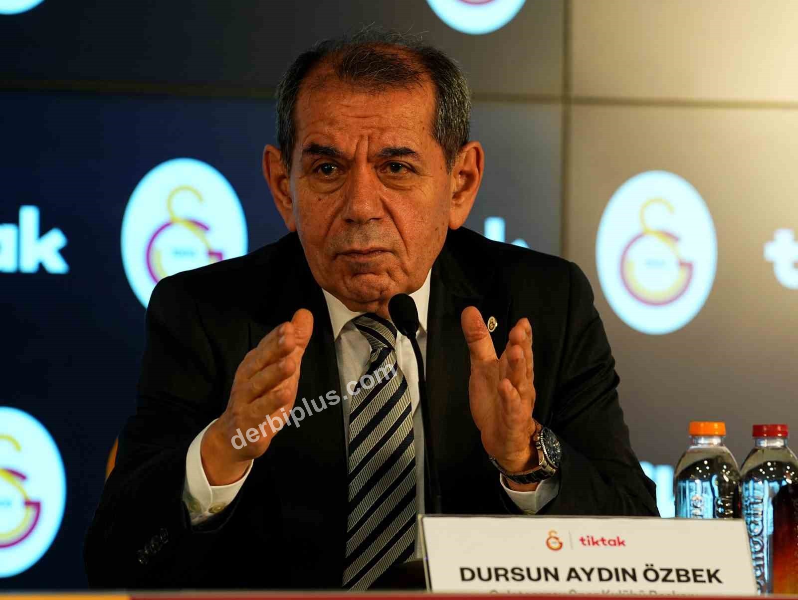 GALATASARAY BAŞKANI DURSUN ÖZBEK, TRANSFER DÖNEMİNDE PARA HARCAMAK İSTEMEDİĞİNE YÖNELİK ÇIKAN SÖYLEMLERİ KABUL ETMEDİĞİNİ BELİRTEREK, "SEZON BAŞINDA YAPILAN TRANSFERLERDE NE YAPMIŞ DURSUN ÖZBEK? HARCADIĞIMIZ BONSERVİS PARASINA, KURDUĞUMUZ TAKIMIN DEĞERİNE BUNU SÖYLEYEN İNSANLARIN BAKMASI LAZIM" DEDİ.