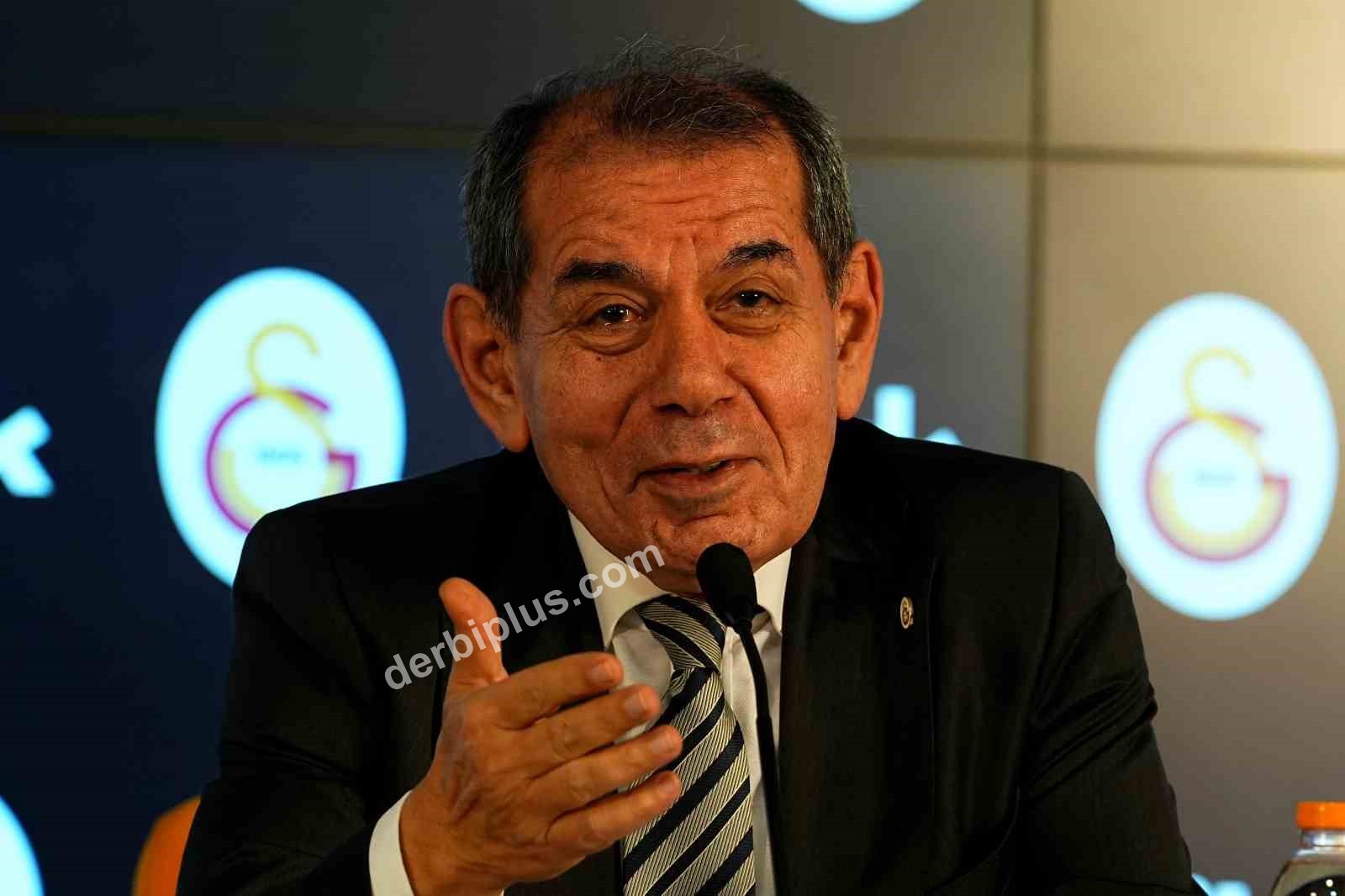 GALATASARAY BAŞKANI DURSUN ÖZBEK, TRANSFER DÖNEMİNDE PARA HARCAMAK İSTEMEDİĞİNE YÖNELİK ÇIKAN SÖYLEMLERİ KABUL ETMEDİĞİNİ BELİRTEREK, "SEZON BAŞINDA YAPILAN TRANSFERLERDE NE YAPMIŞ DURSUN ÖZBEK? HARCADIĞIMIZ BONSERVİS PARASINA, KURDUĞUMUZ TAKIMIN DEĞERİNE BUNU SÖYLEYEN İNSANLARIN BAKMASI LAZIM" DEDİ.